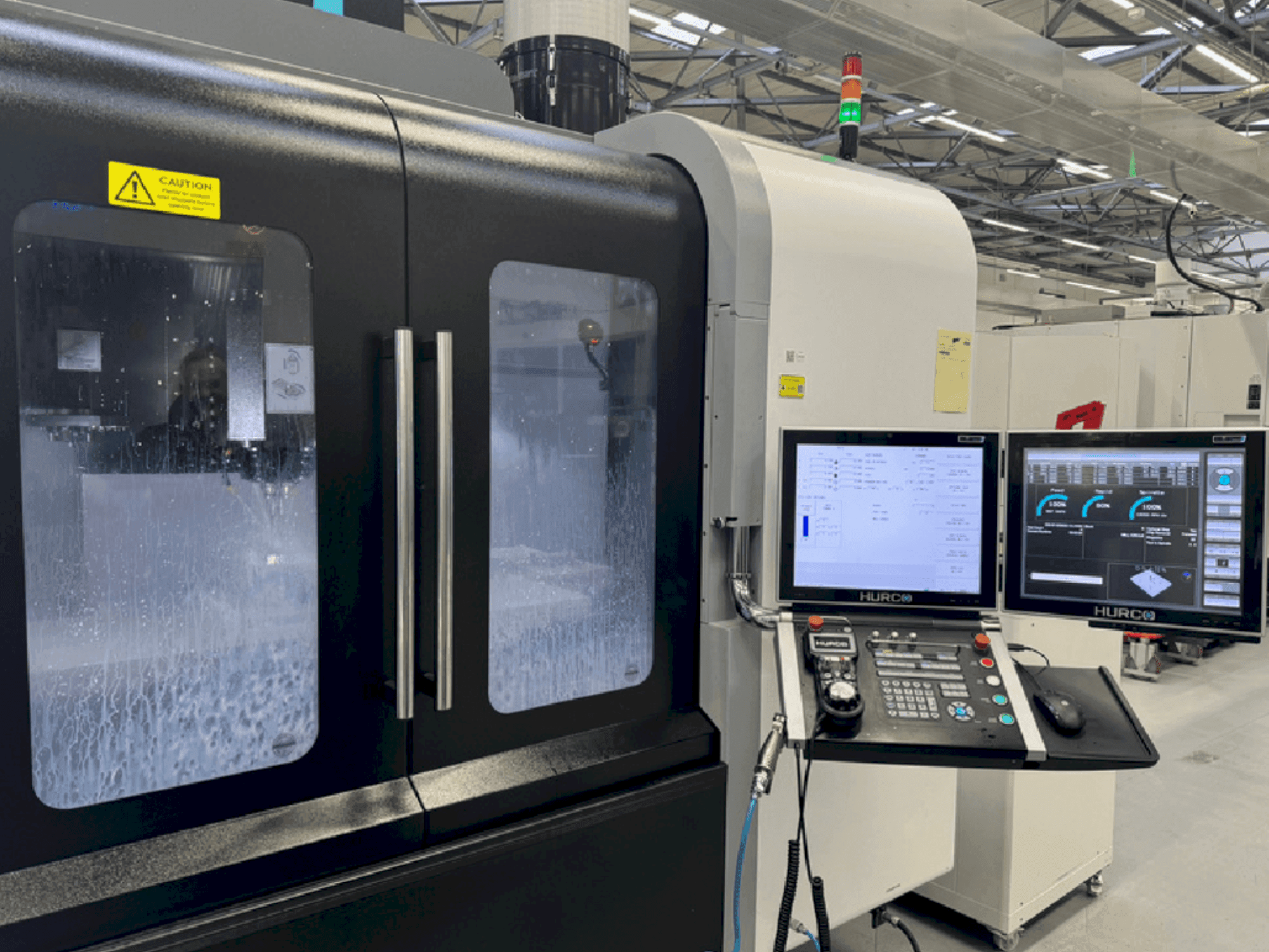 Widok z przodu maszyny Hurco VMX42HSRTi
