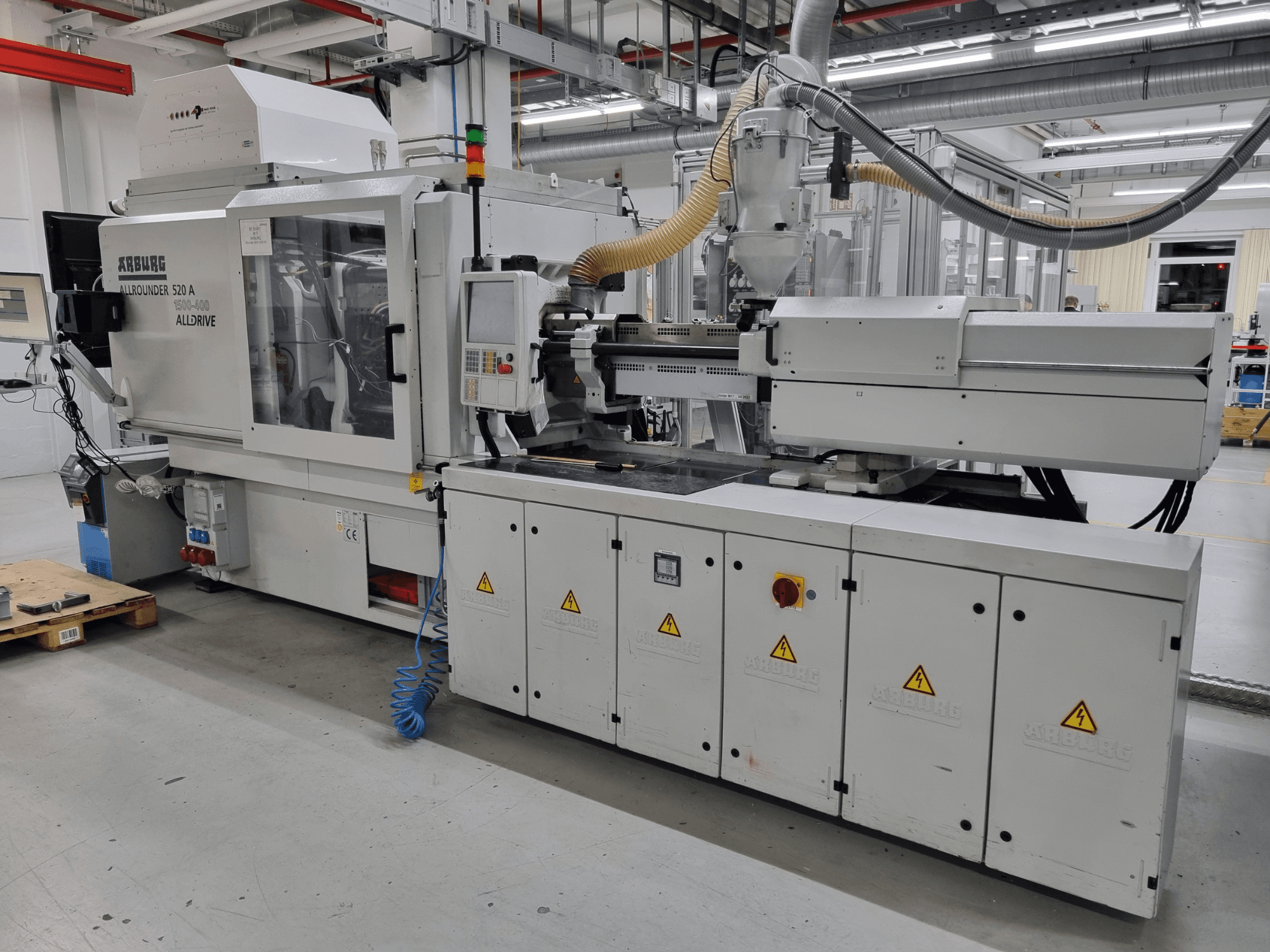 Wtryskarka Arburg Allrounder 520 A, widok z boku, panel sterowania i funkcje bezpieczeństwa.