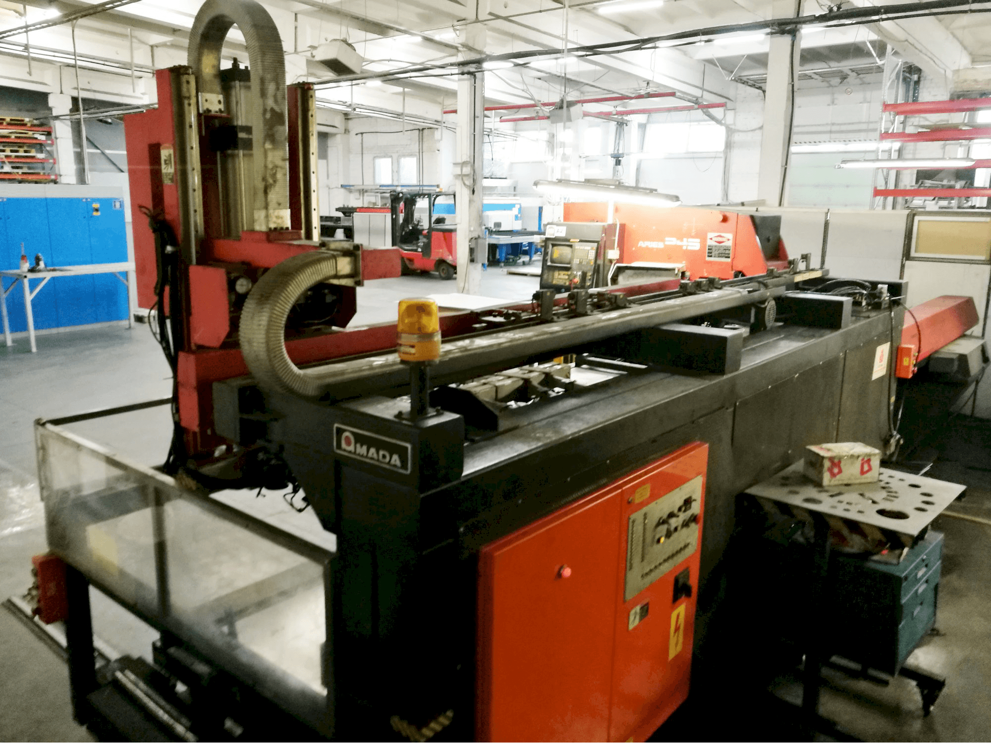 Widok lewej strony maszyny AMADA ARIES 245