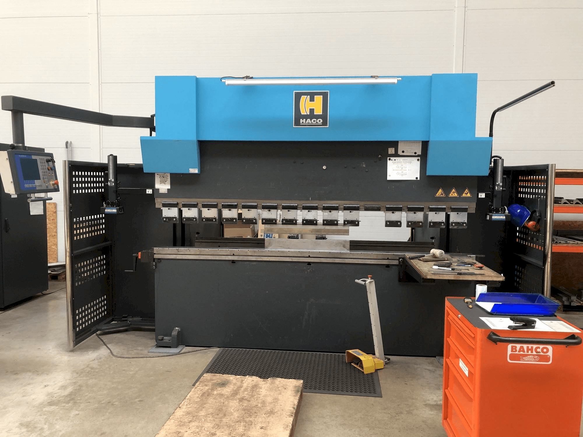 Widok z przodu maszyny HACO ERMS30250