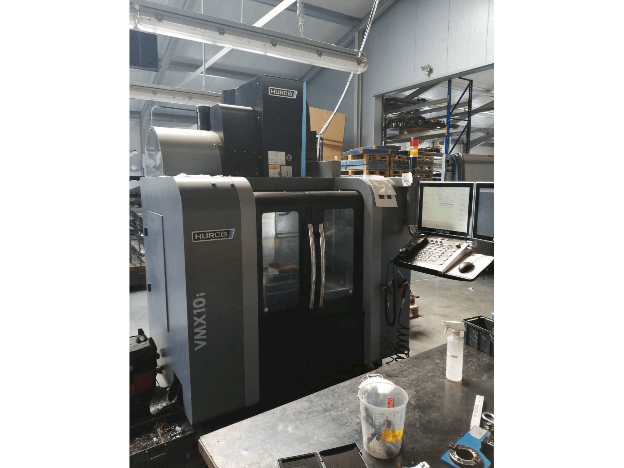 Widok z przodu maszyny Hurco VMX10i