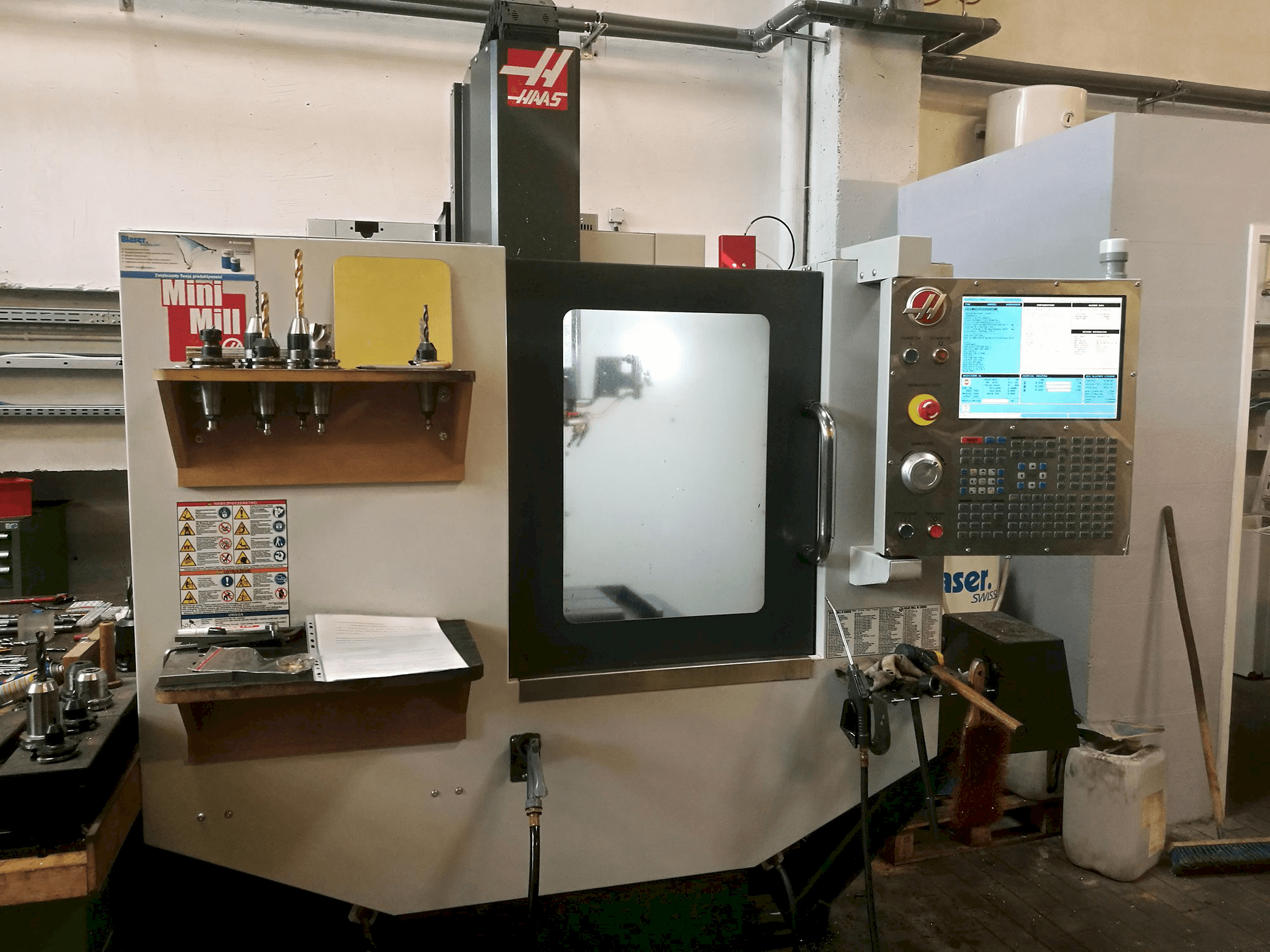 Widok z przodu maszyny HAAS MINIMILL