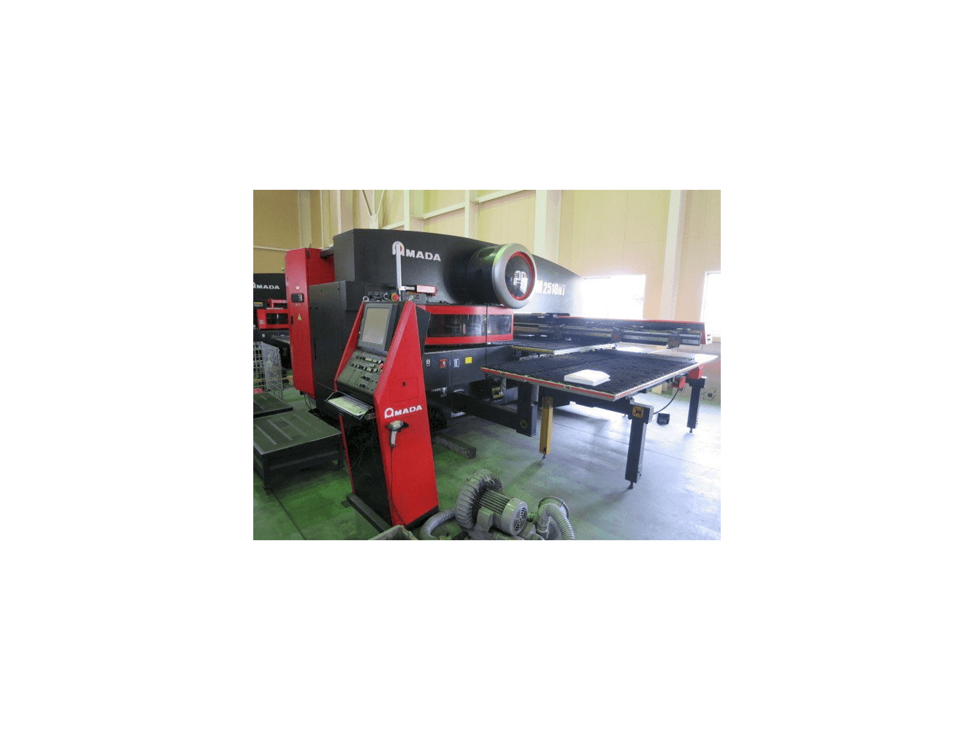 Widok z przodu maszyny AMADA EM 2510NT