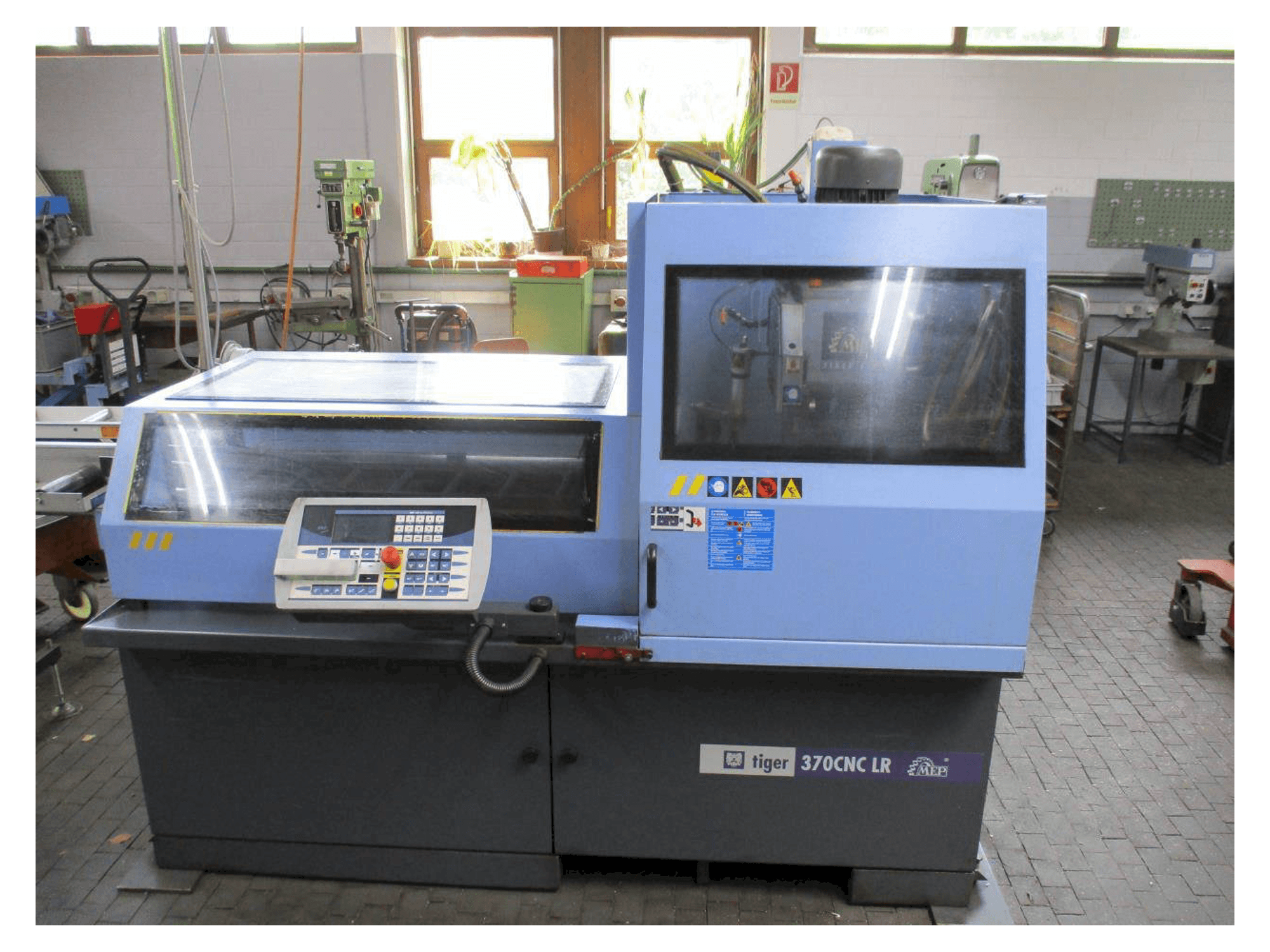 Widok z przodu maszyny MEP TIGER 370 CNC - LR