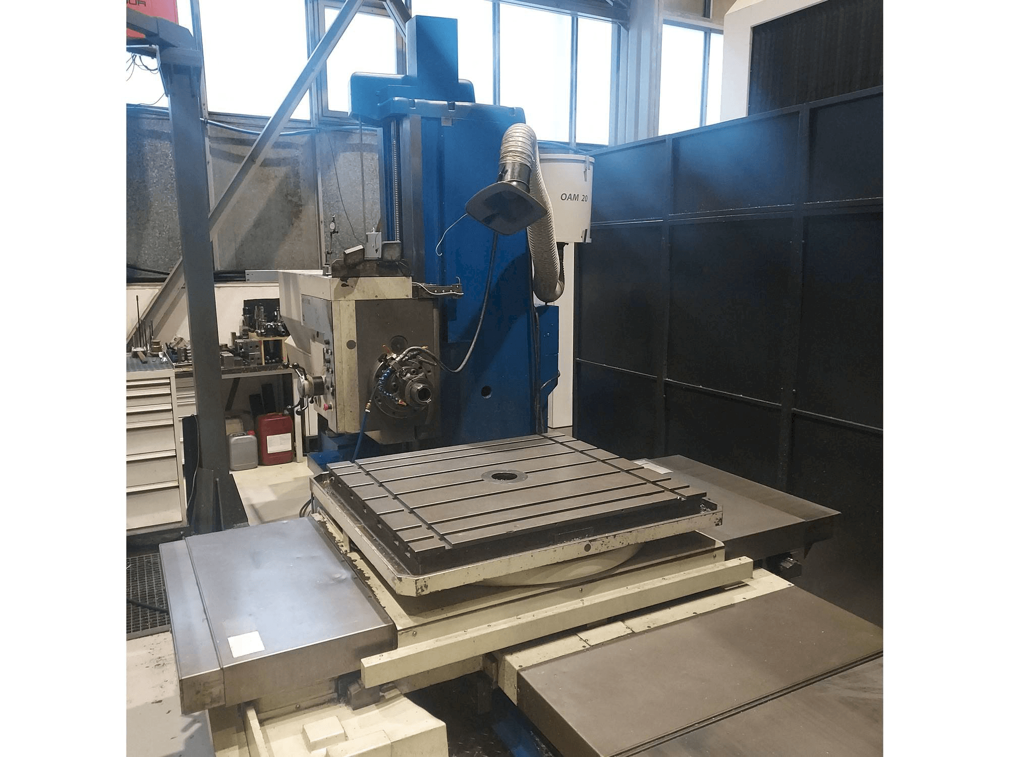 Widok z przodu maszyny TOS WH 10 CNC