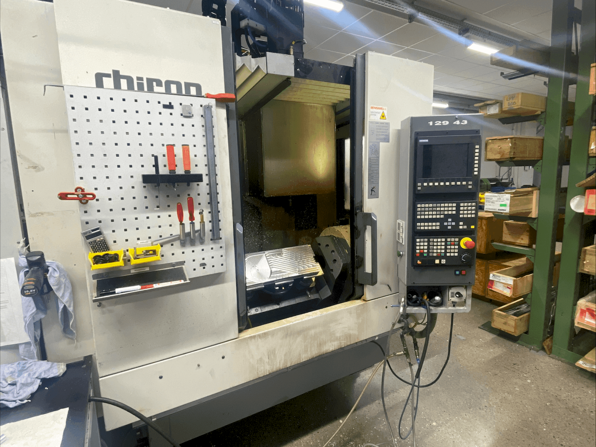 Widok z przodu maszyny CHIRON FZ 15K S