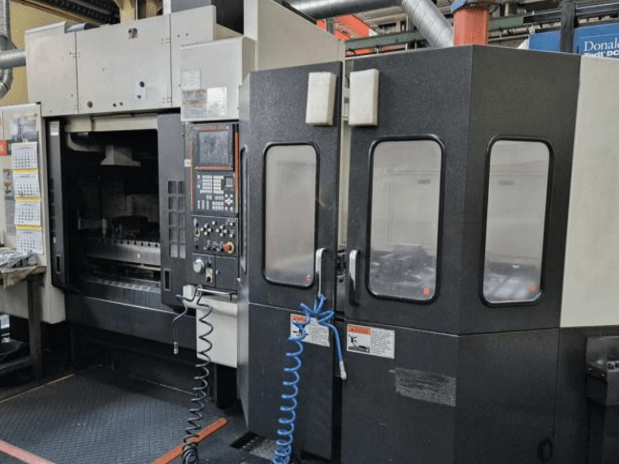 Pionowe centrum obróbcze Mazak V515/40N w widoku z przodu, z panelem sterowania i zamkniętym obszarem roboczym.