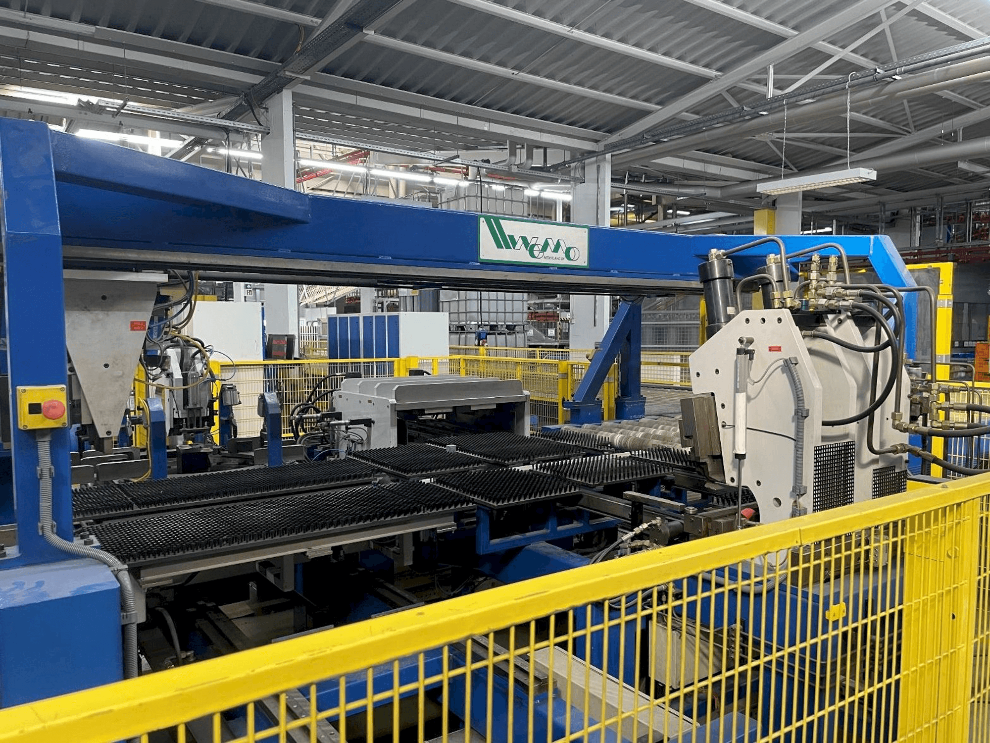 Widok z przodu maszyny WEMO Punching-Bending-System