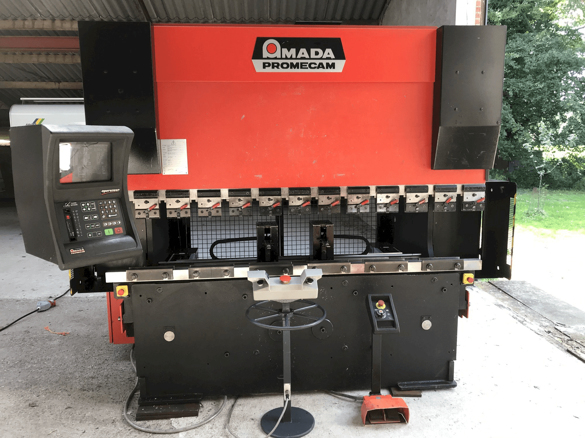 Widok z przodu maszyny AMADA Promecam HFBO