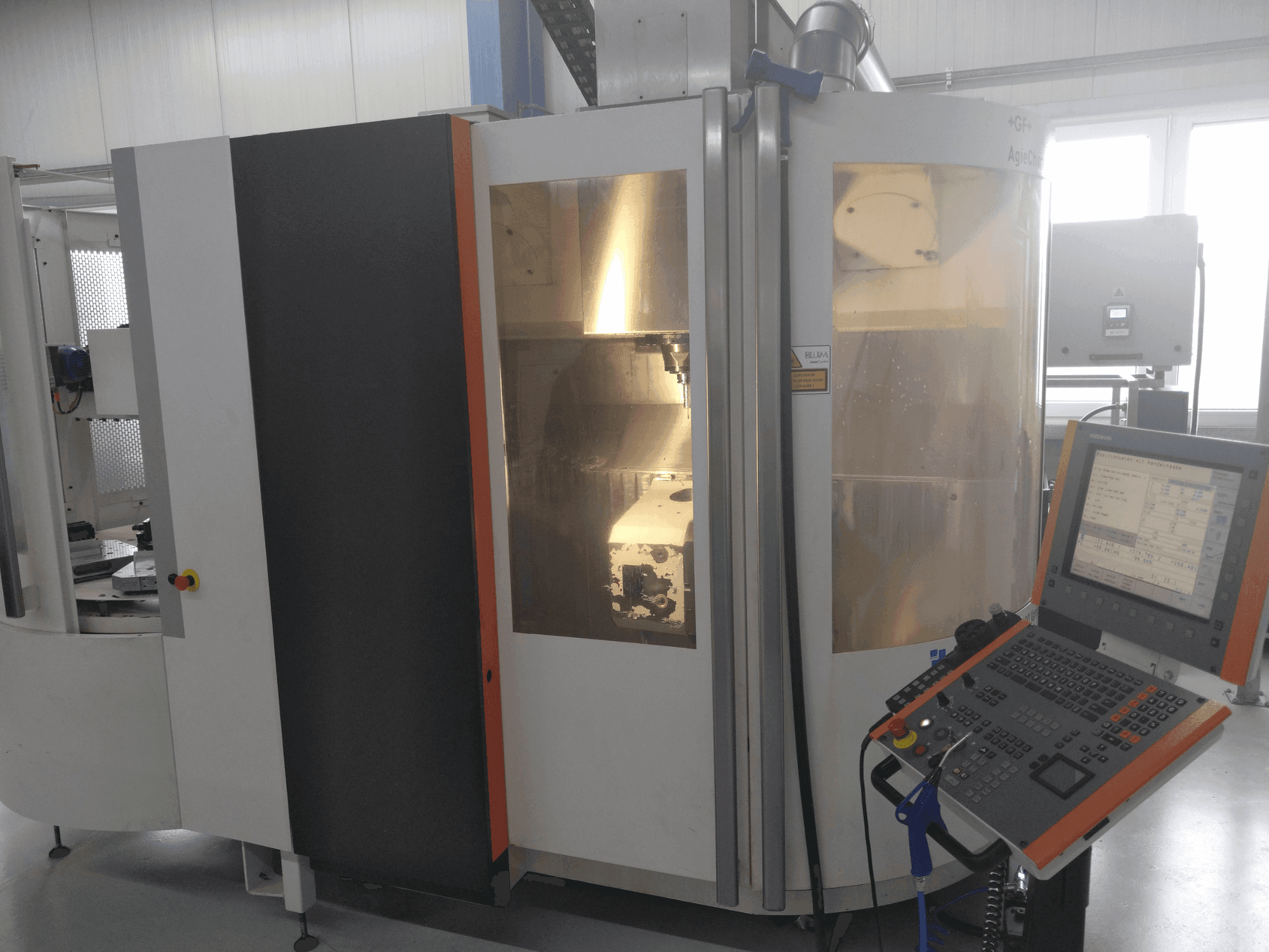 Widok z przodu maszyny +GF+ AGIE CHARMILLES MIKRON UCP 600 Vario