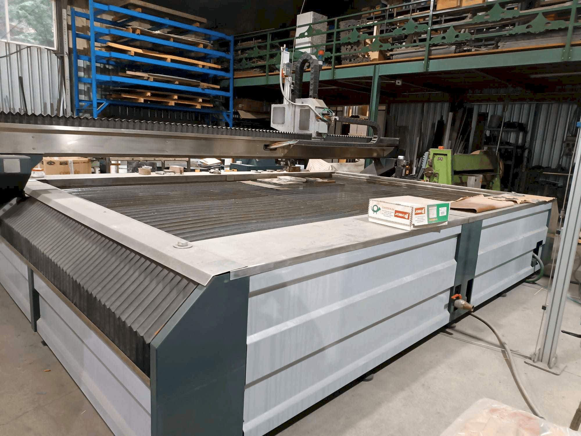 Widok z przodu maszyny SOITAAB Waterjet IP-20