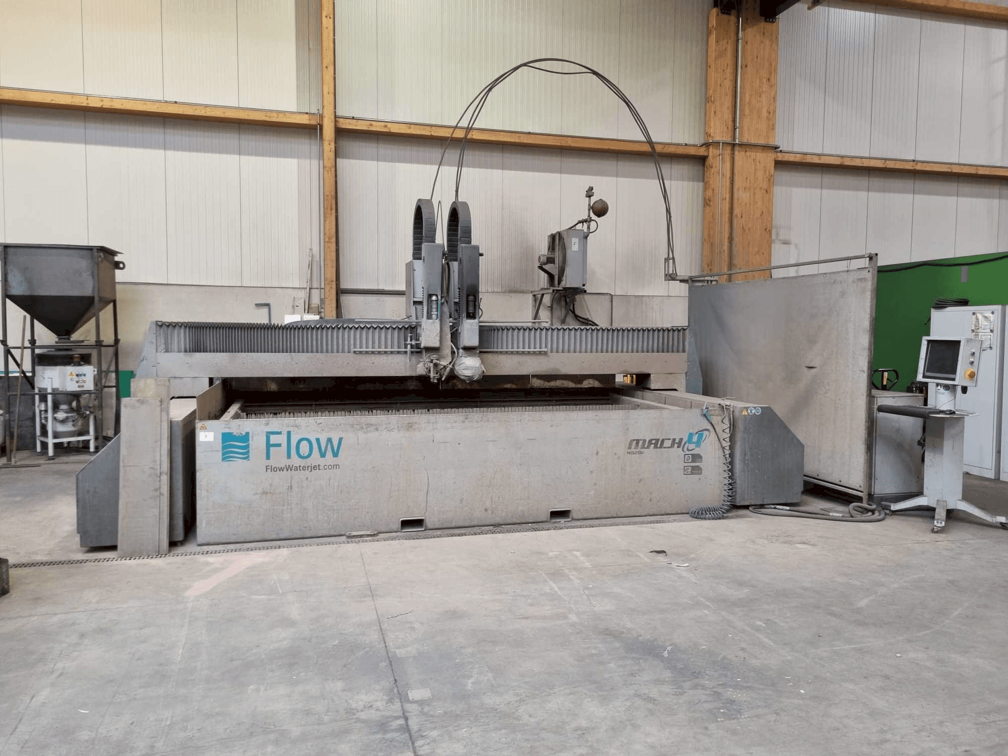 Widok z przodu maszyny Flow WMC 2 4020 Mach 4