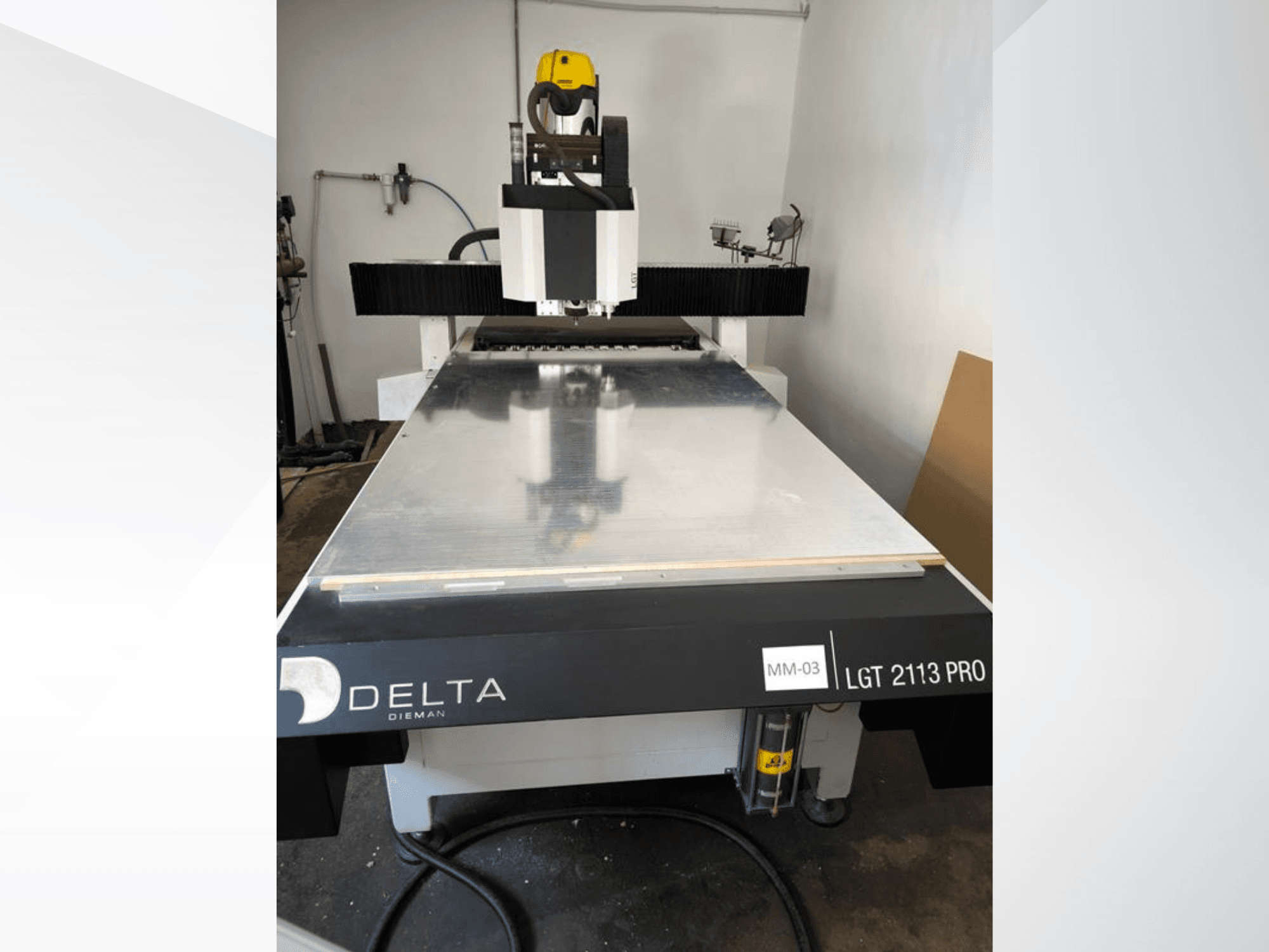Frezarka bramowa Delta LGT2113 PRO, widok z przodu, przedstawiający powierzchnię aluminiową oraz szczegóły panelu sterowania.