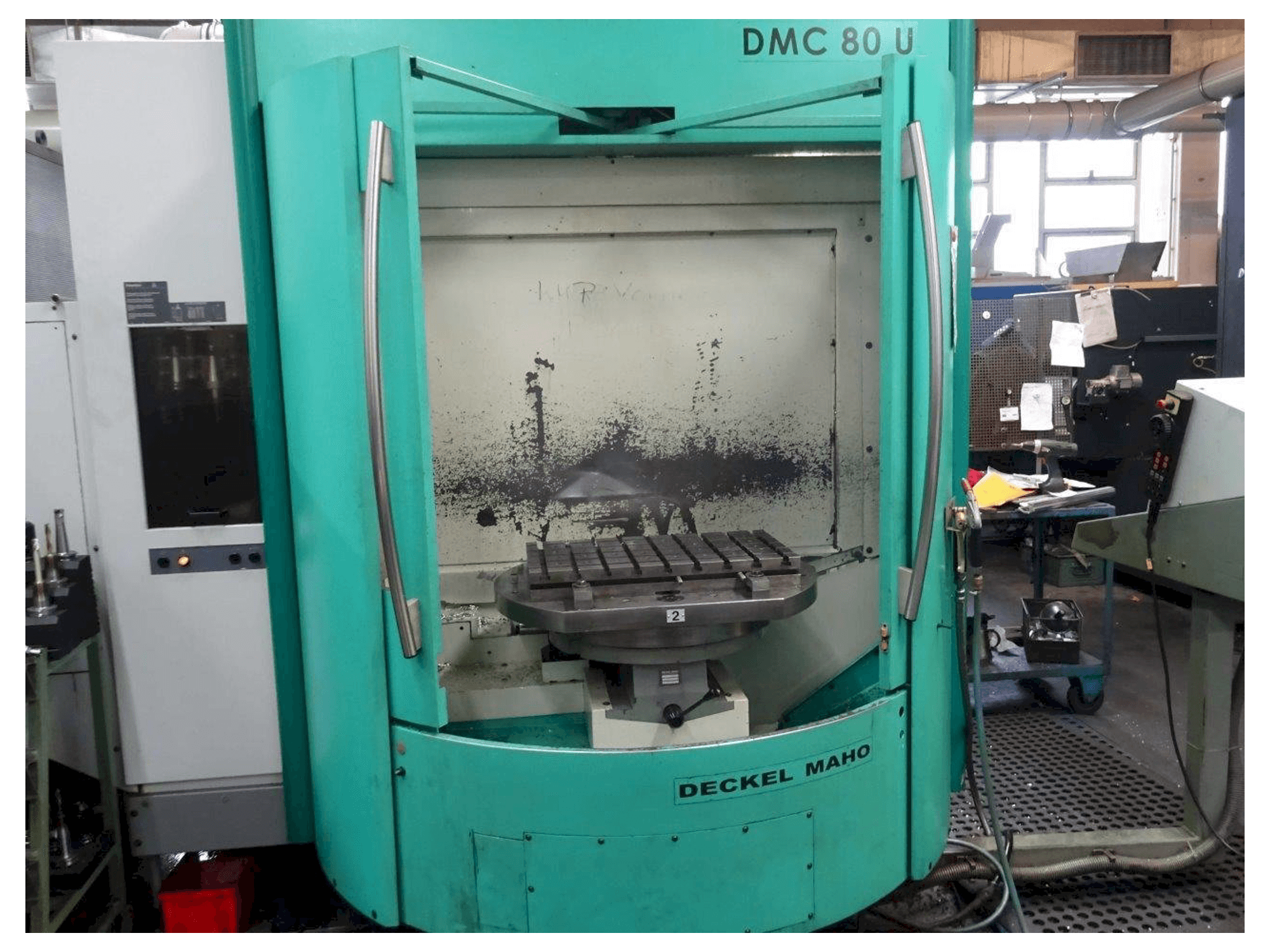 Widok z przodu maszyny DECKEL Maho DMC 80 U