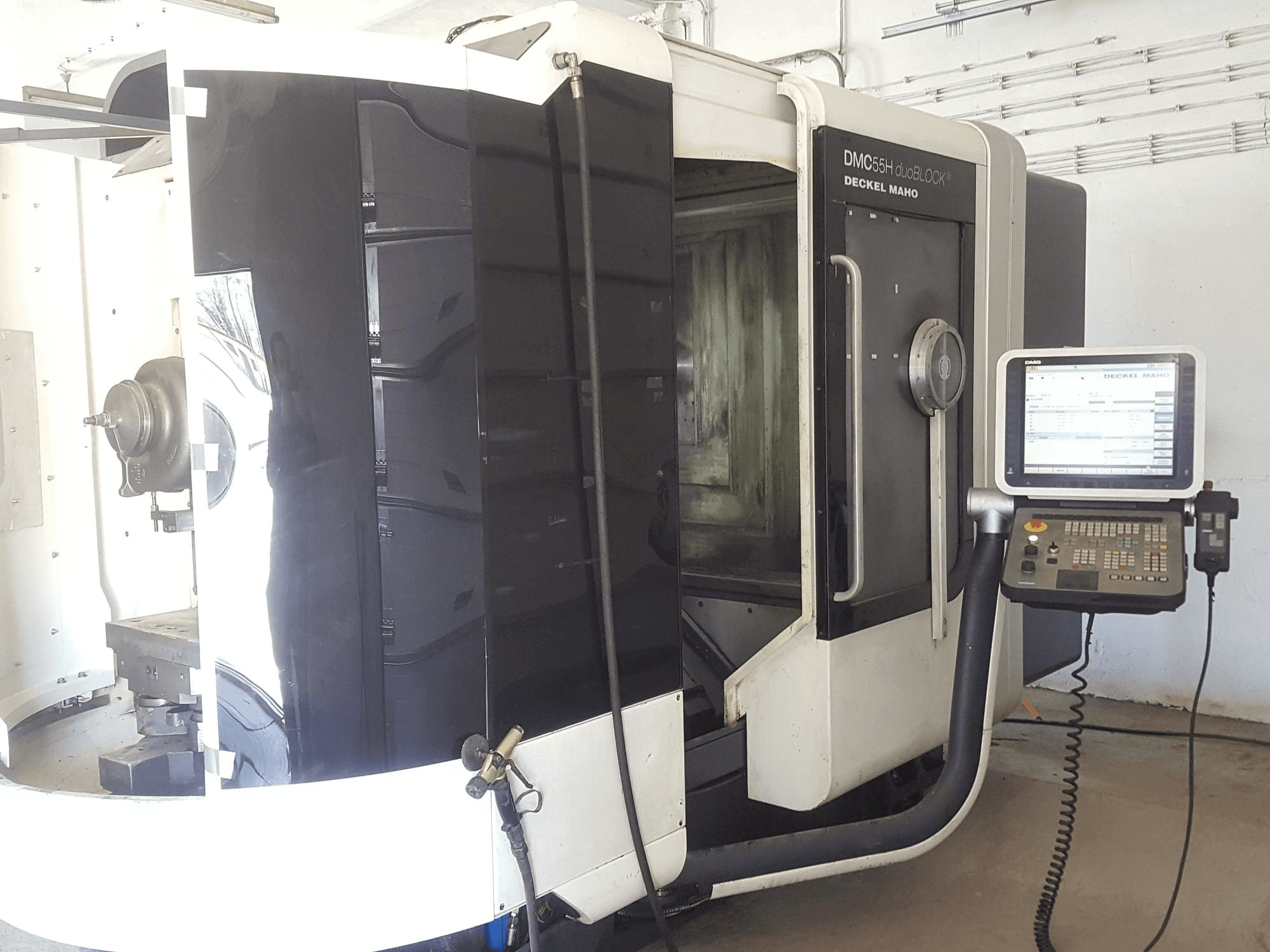 Widok z przodu maszyny DECKEL MAHO DMC55H duoBLOCK