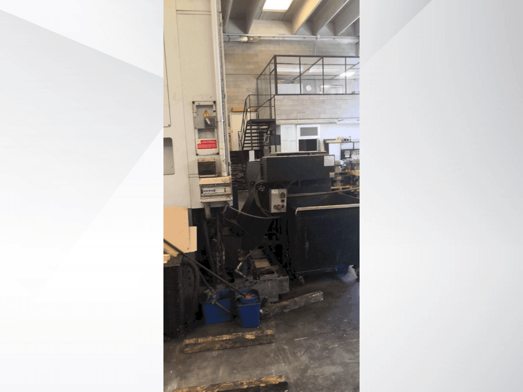 Widok z przodu maszyny DOOSAN VT 900