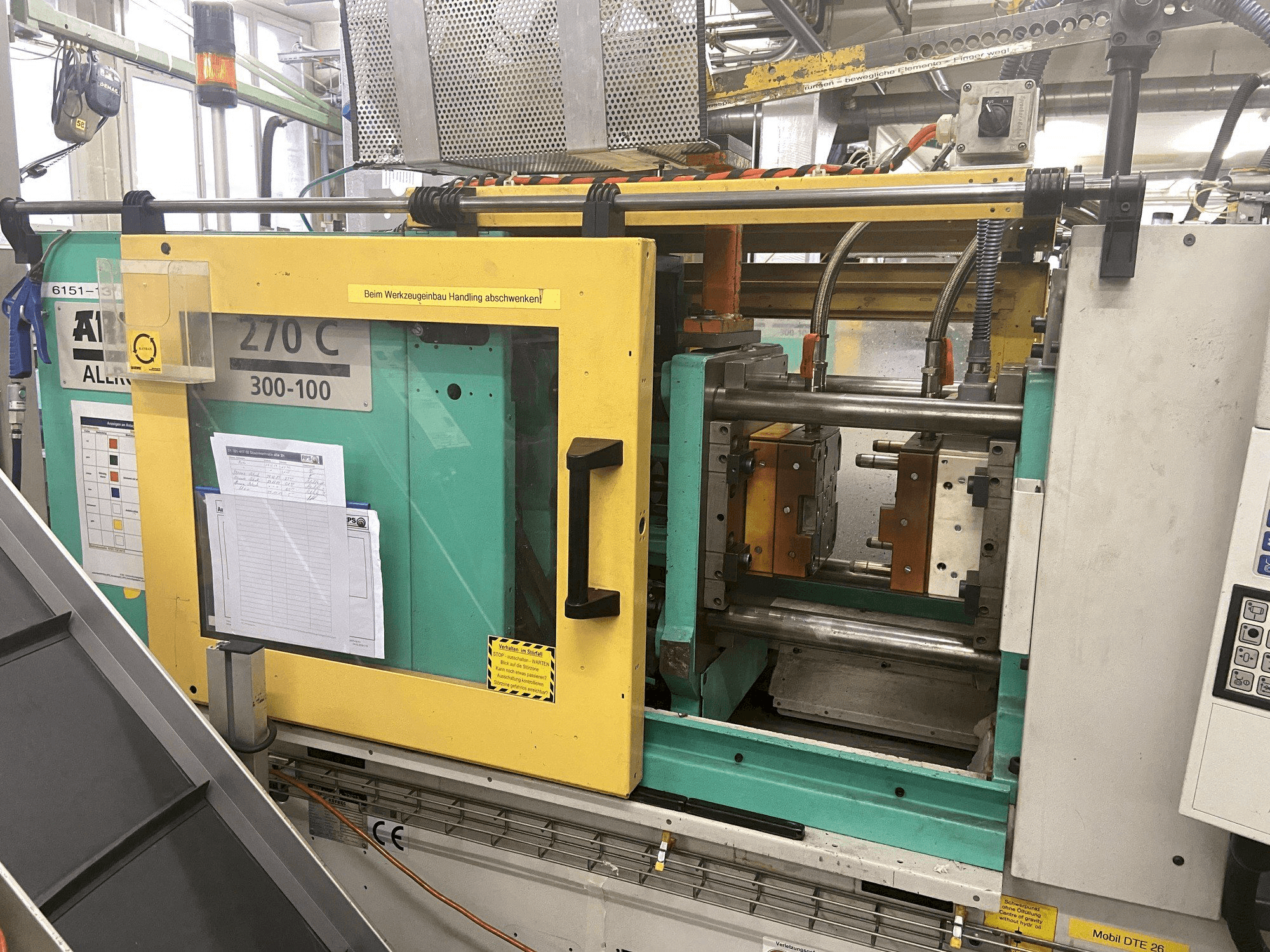 Widok z przodu maszyny Arburg 270 C 300-100
