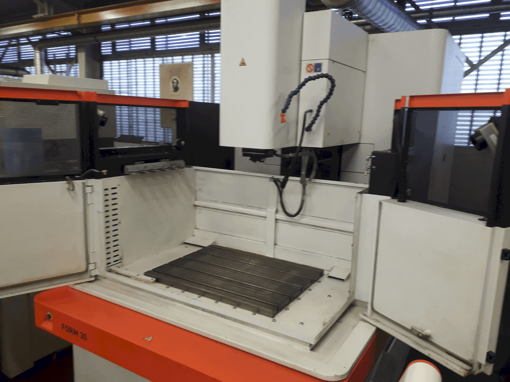 Widok z przodu maszyny AgieCharmilles FORM 30