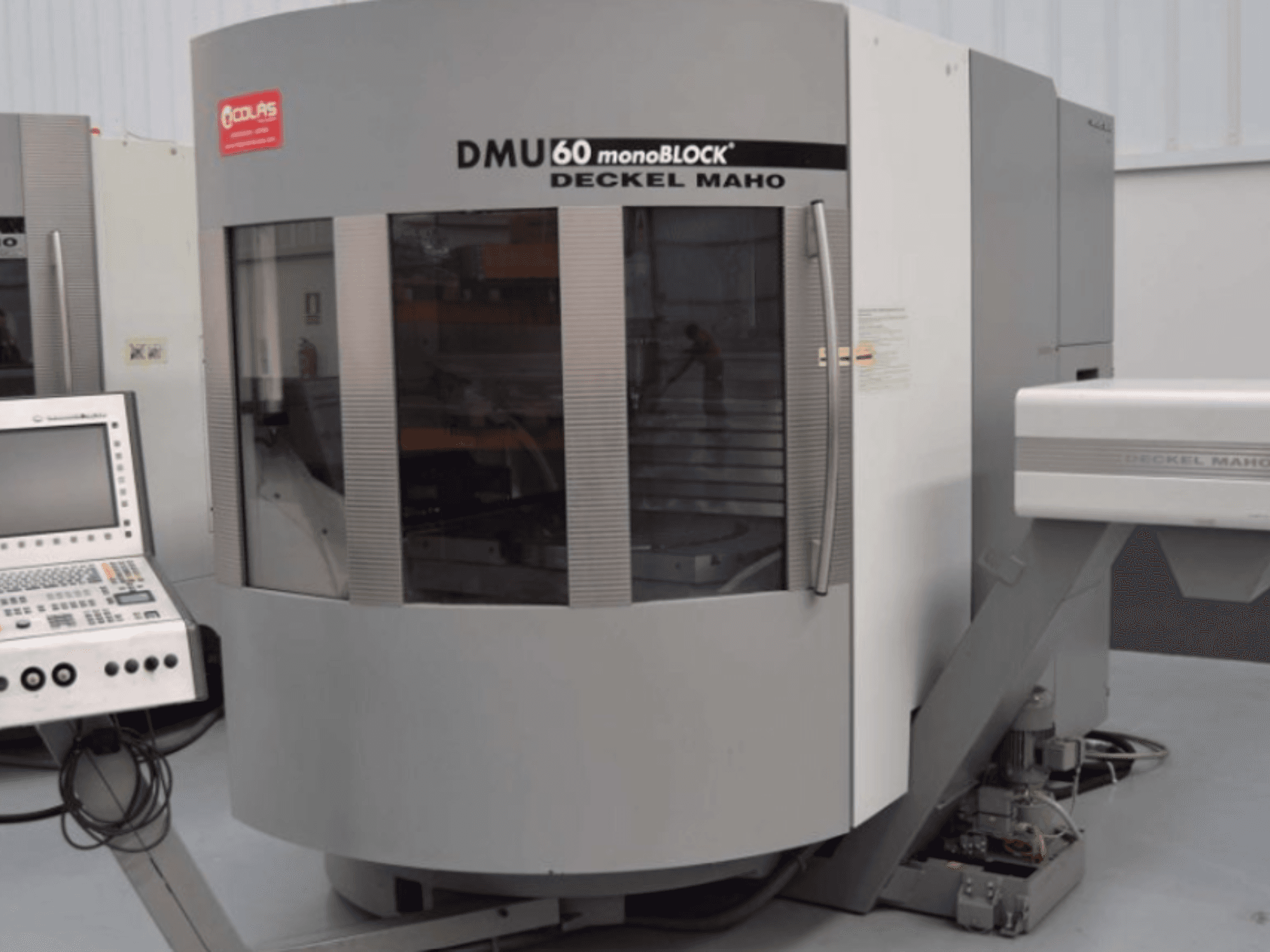 Pionowe centrum obróbcze DMG DMU60 typu monoblok, widok z przodu z panelem sterowania widocznym po lewej stronie.