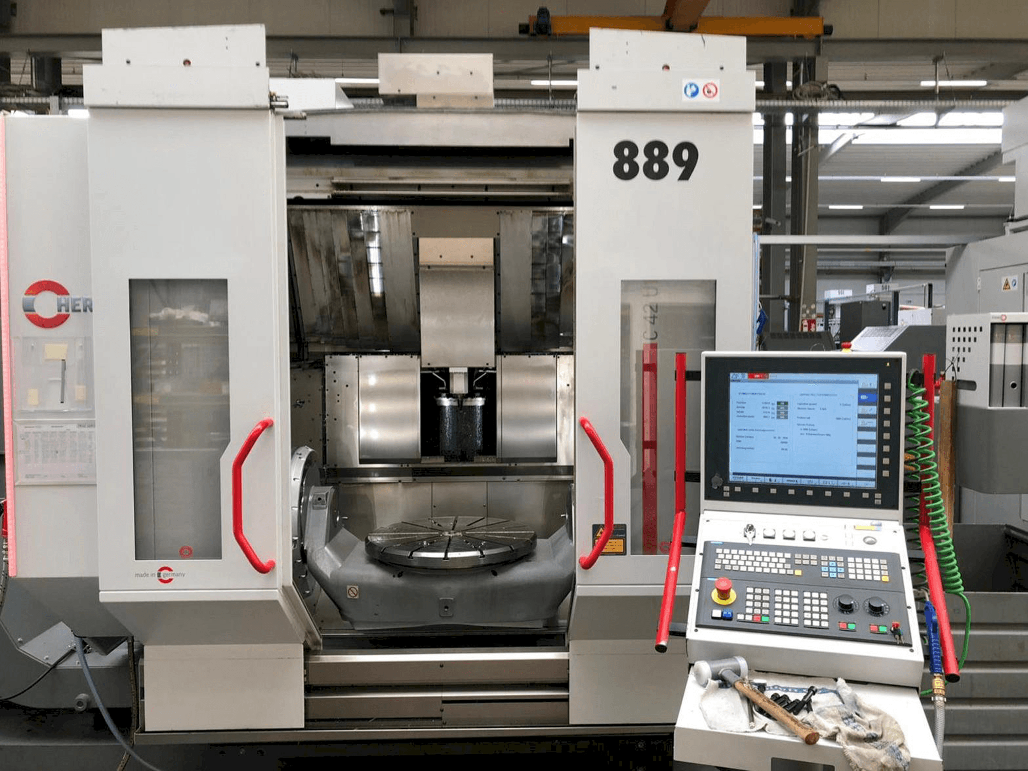 Widok z przodu maszyny HERMLE C42U MT