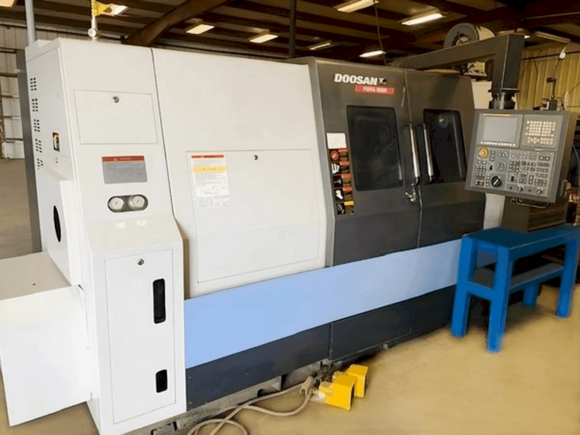 Widok z przodu maszyny DOOSAN PUMA 400MB