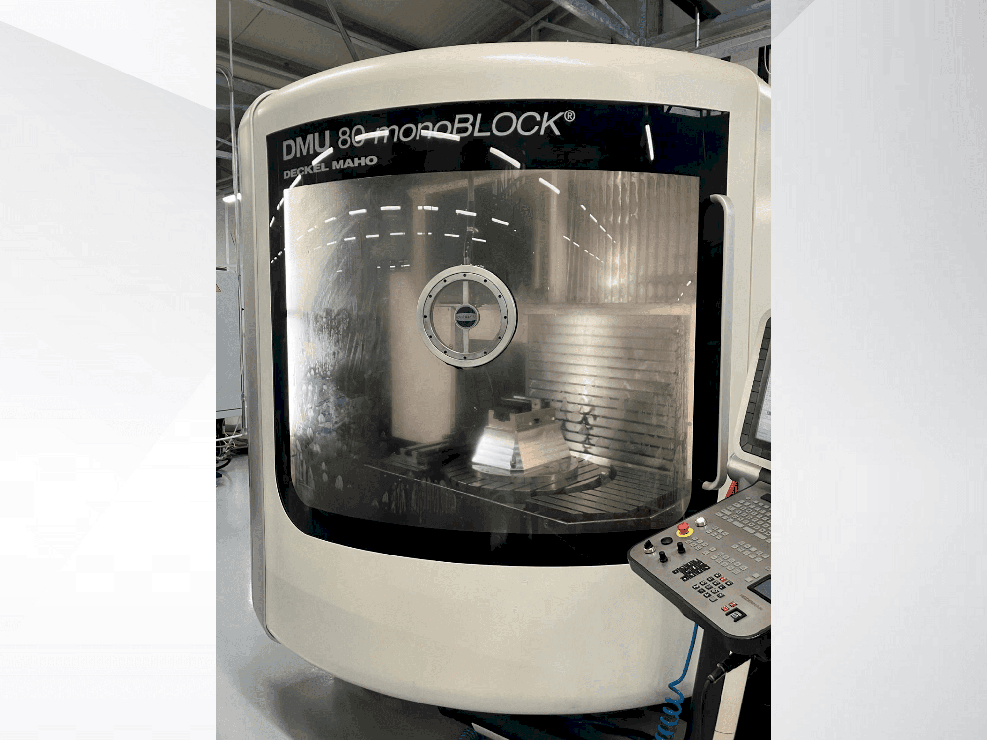 Widok z przodu maszyny DMG MORI DMU 80 Monoblock