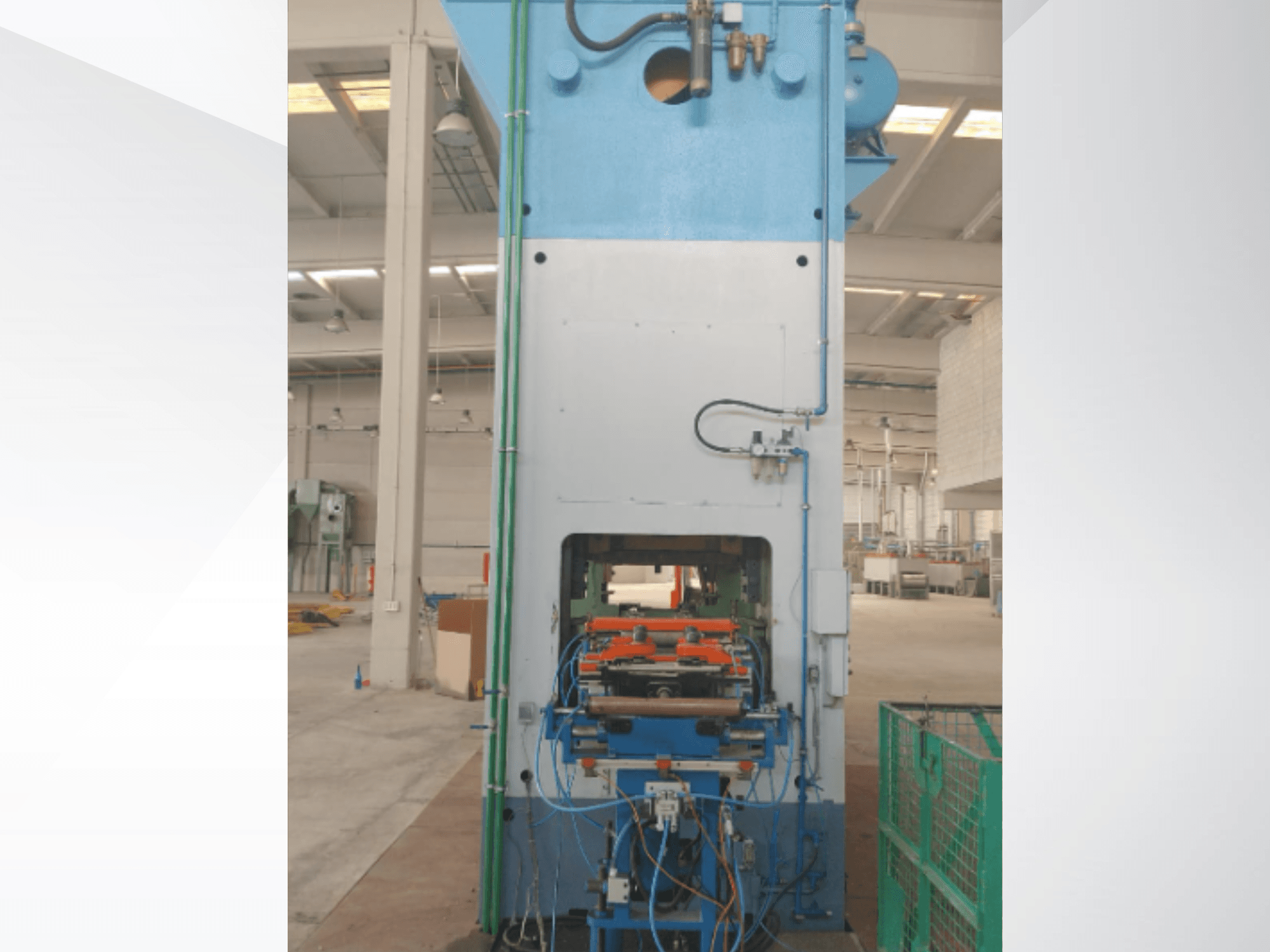 Mechaniczna prasa tłocząca AIDA 315/2MR/LD/TE 3, widok z przodu przedstawiający panel sterowania i przewody hydrauliczne w warunkach fabrycznych.