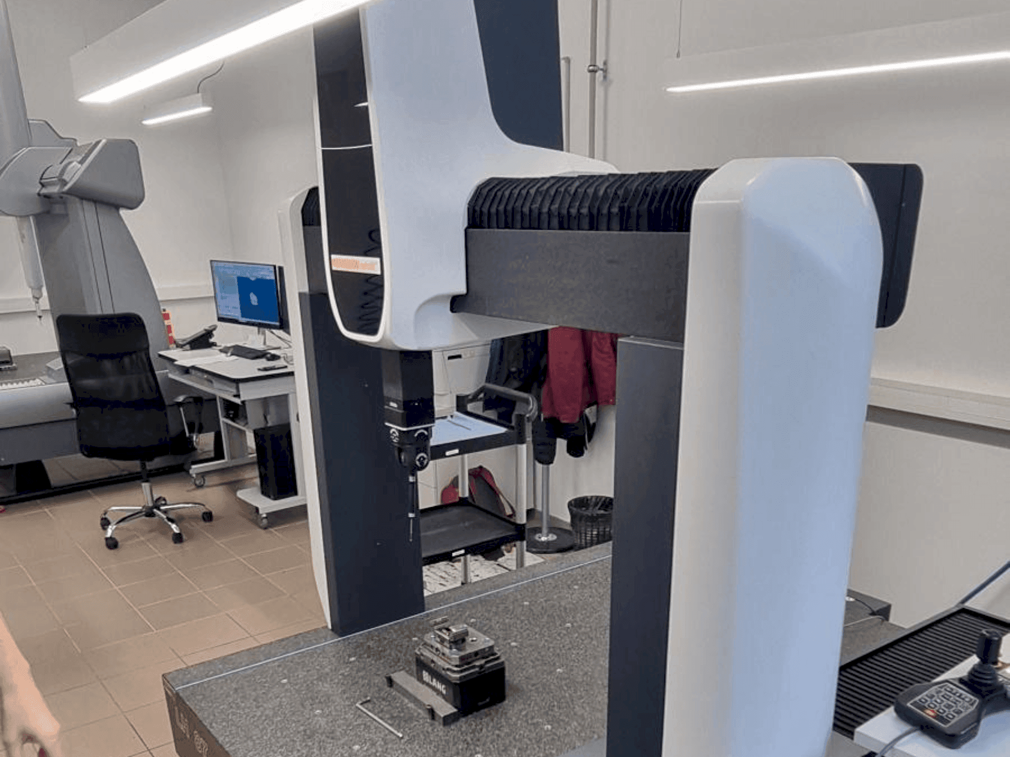 Widok z przodu maszyny Wenzel LH87