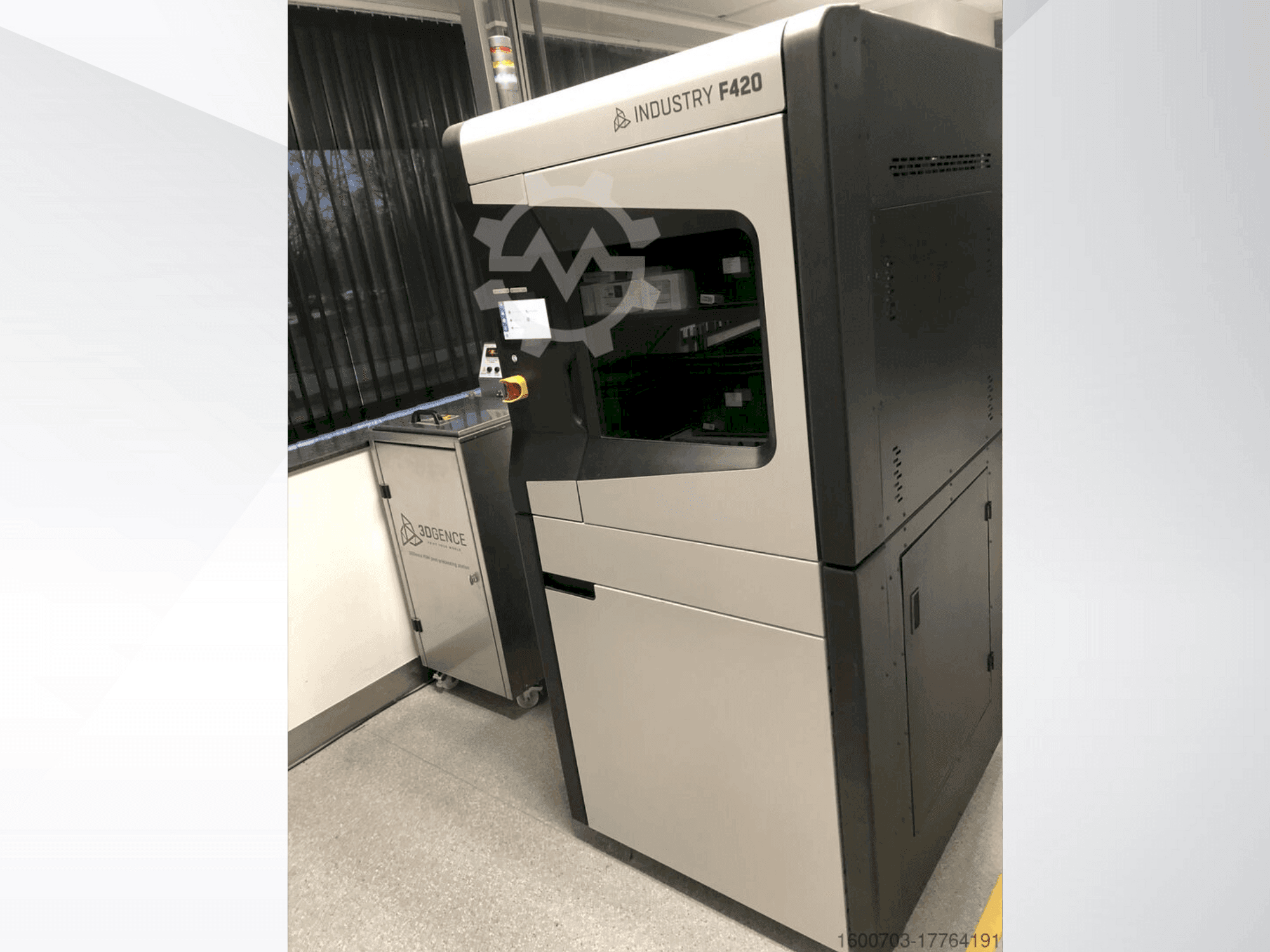 Widok z przodu maszyny 3DGENCE Industry F420