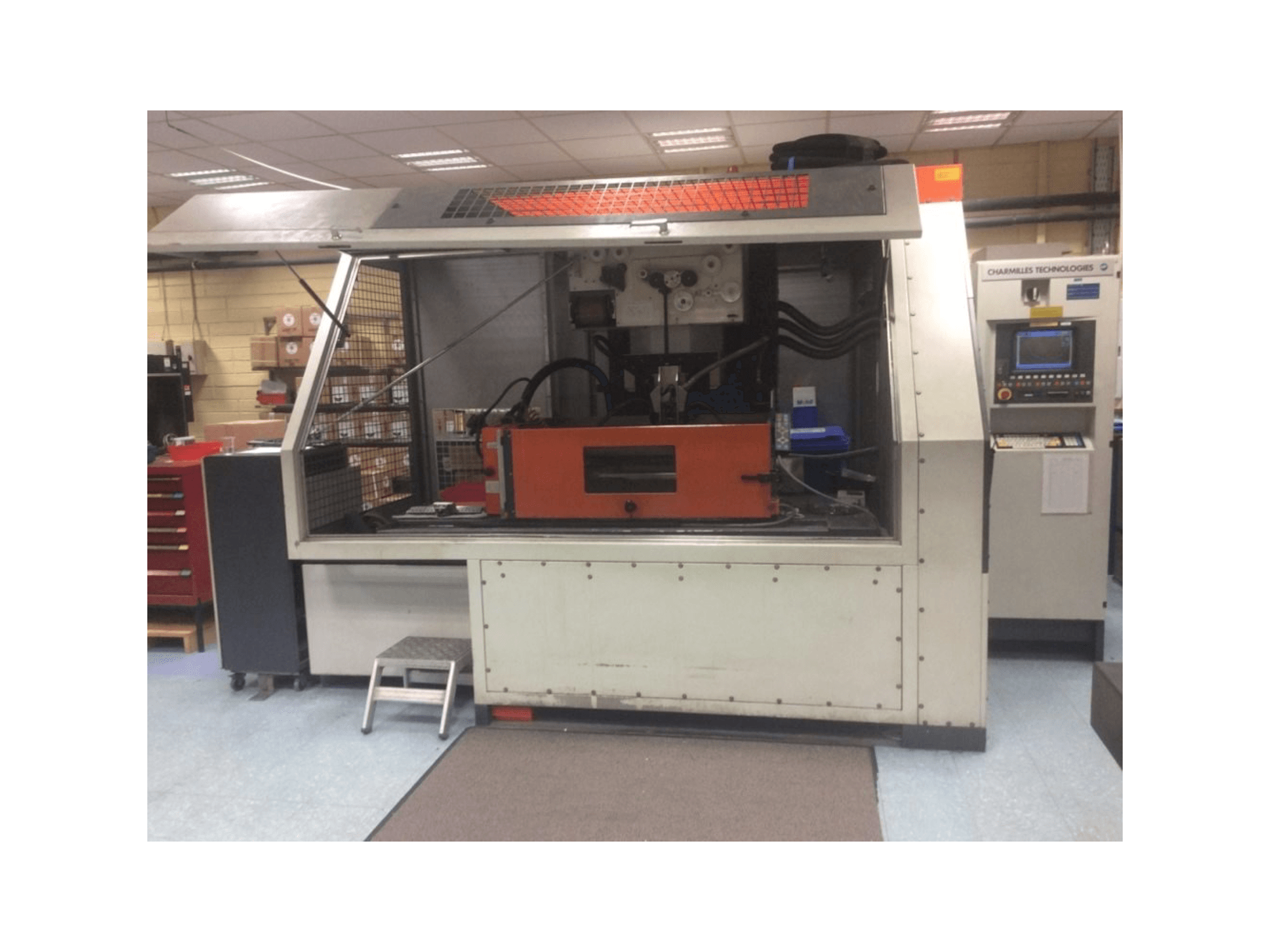 Widok z przodu maszyny CHARMILLES Robofil 4020 SI