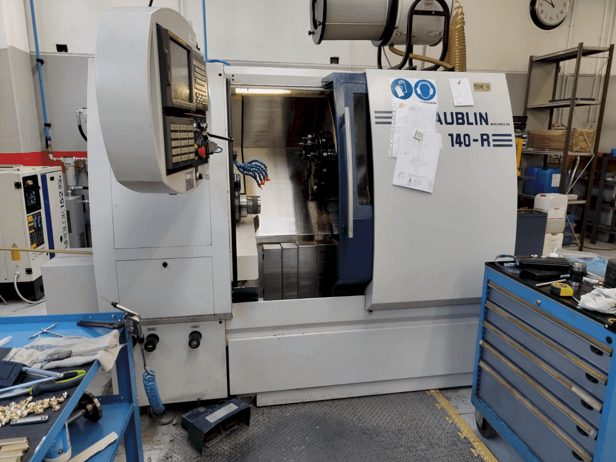 Widok z przodu maszyny SCHAUBLIN 140R CNC
