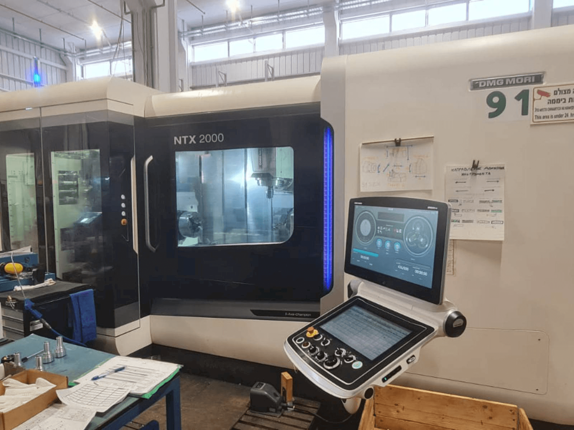 Widok z przodu maszyny DMG MORI NTX 2000