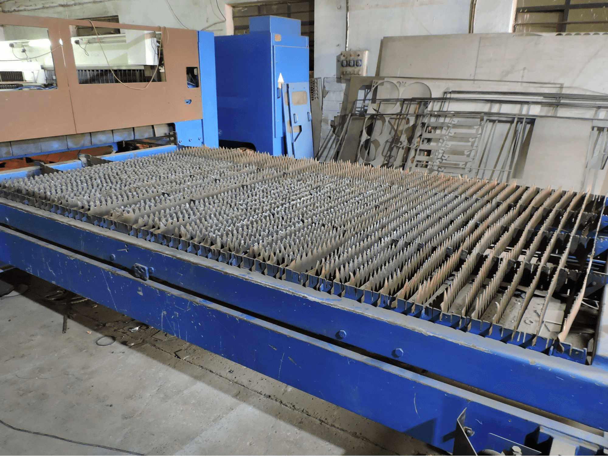 Widok z lewej maszyny Trumpf Trumatic L4030