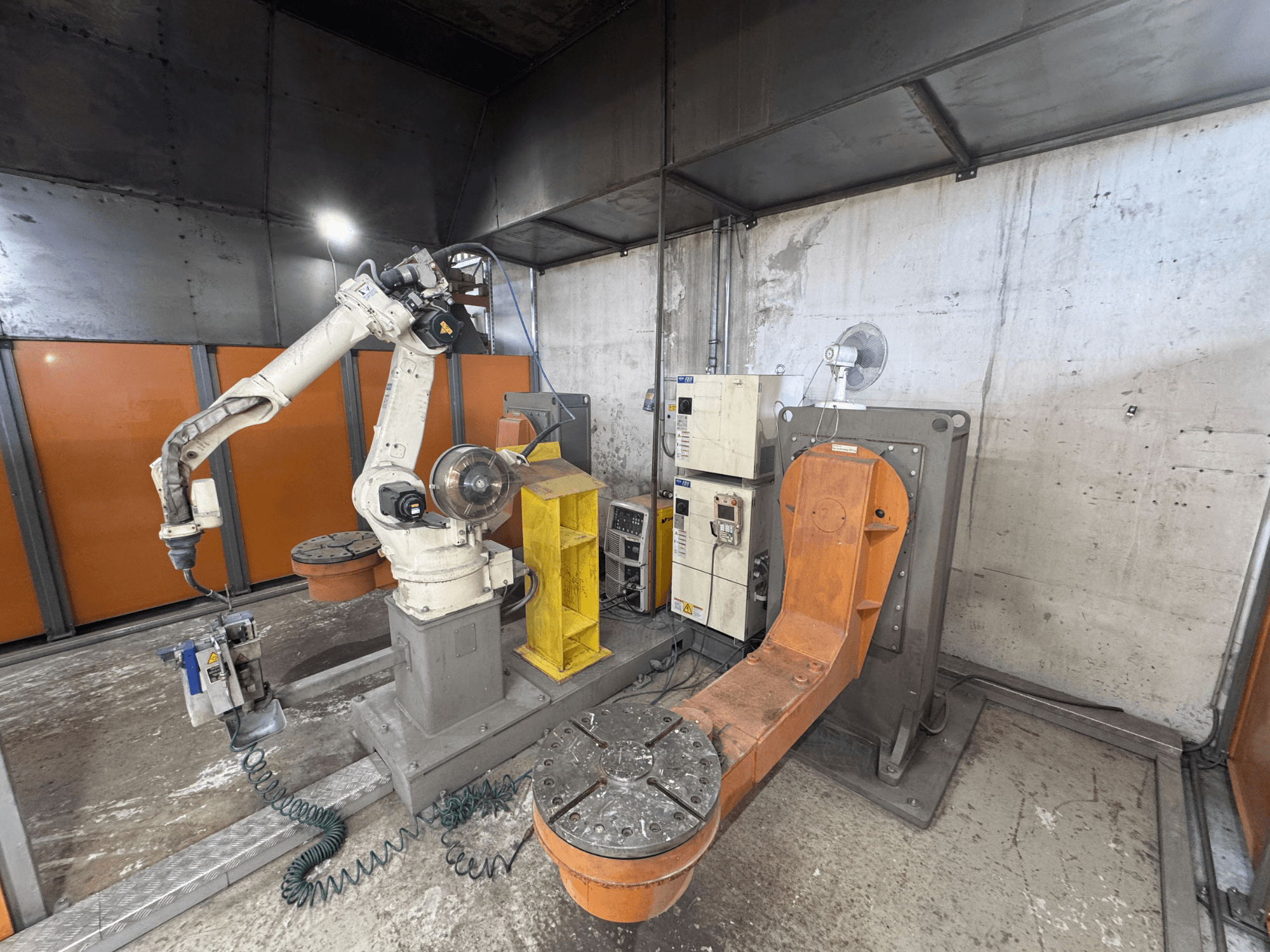 Ramię robota DAIHEN VARSTROJ FD-B4L 1GM/2DM w warunkach przemysłowych, widok z boku z widocznym panelem sterowania i obrotową podstawą.