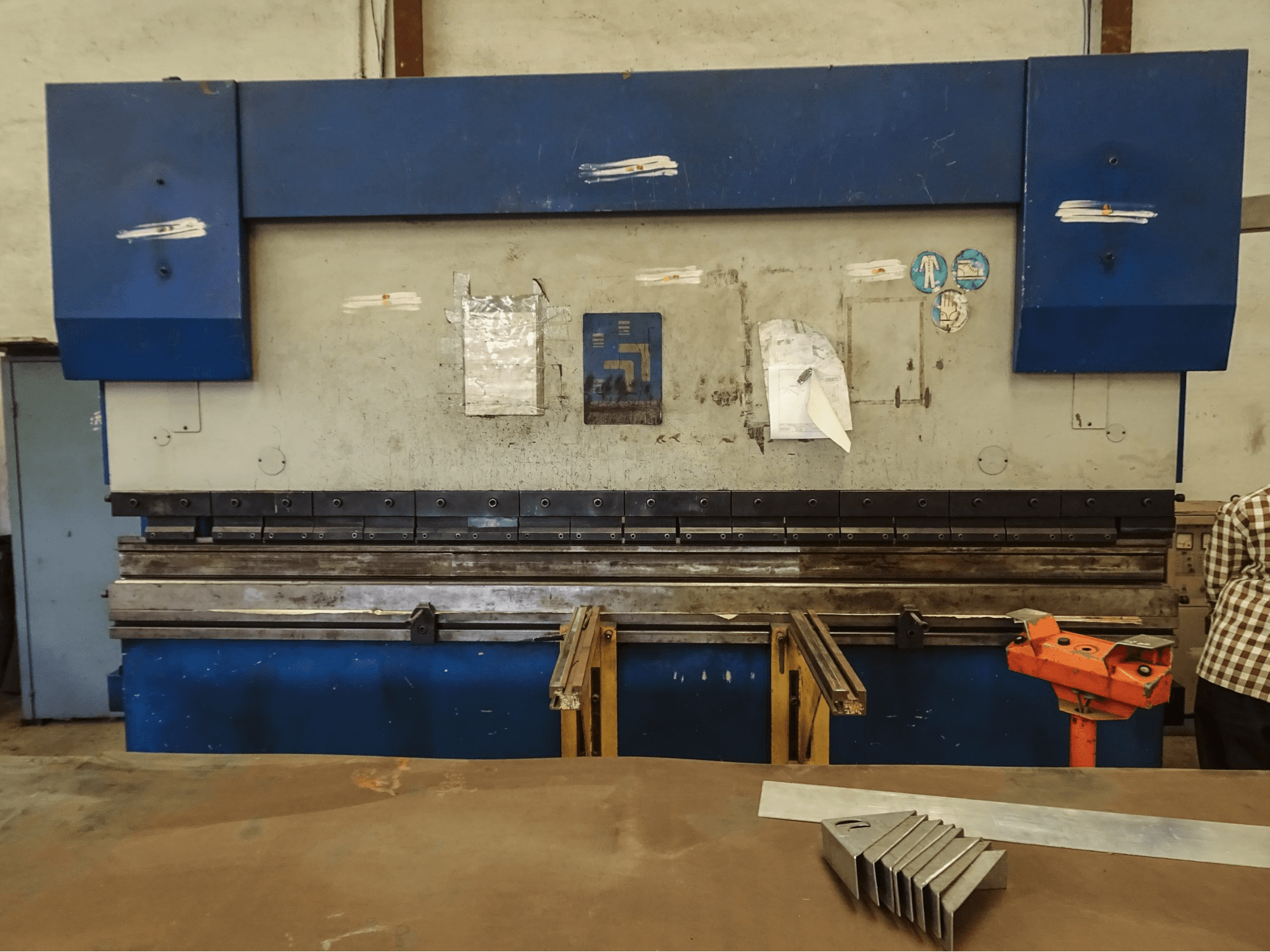 Widok z przodu maszyny Hindustan Hydraulics EHP 110