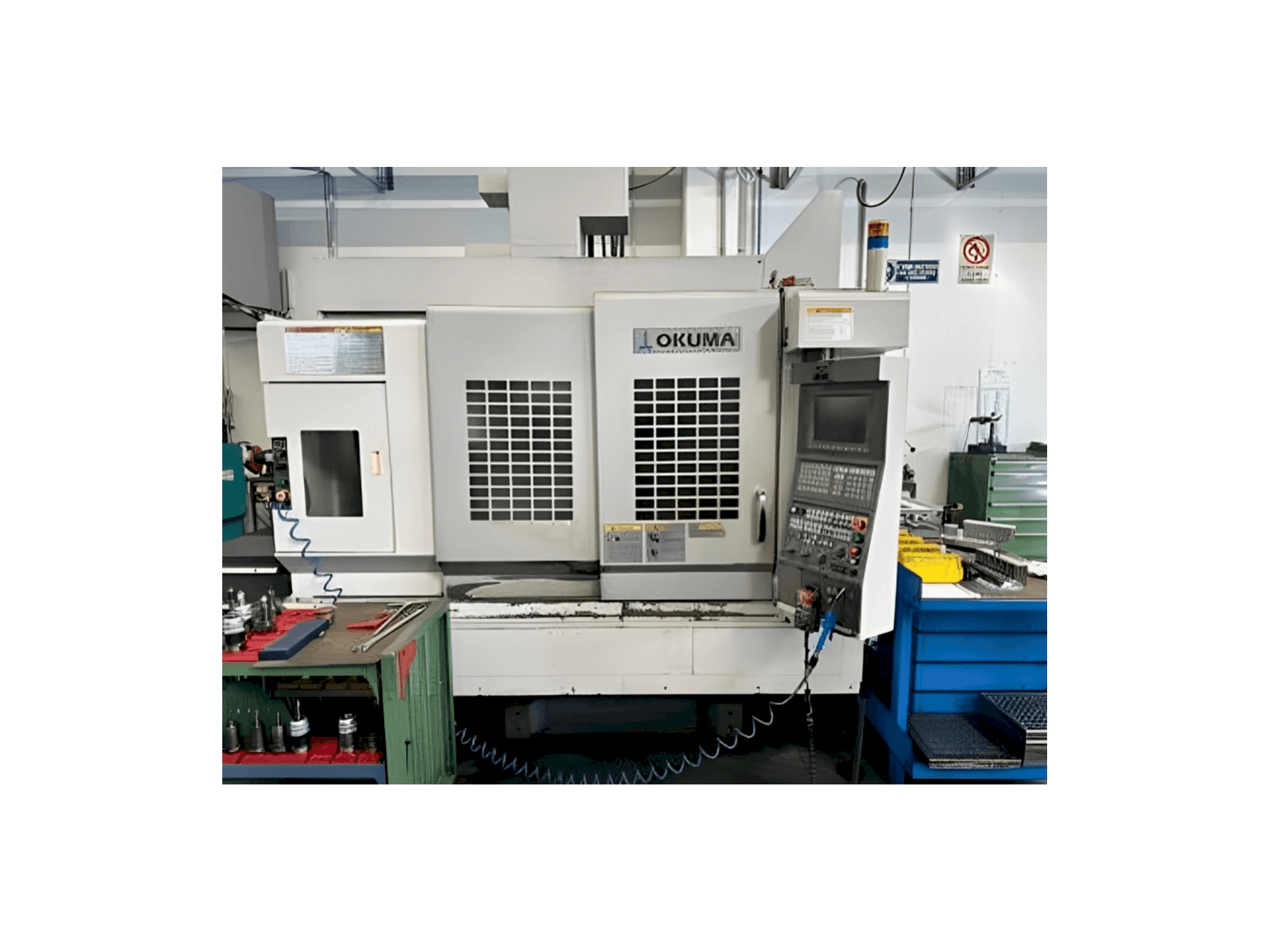Widok z przodu maszyny Okuma MB 56-VA