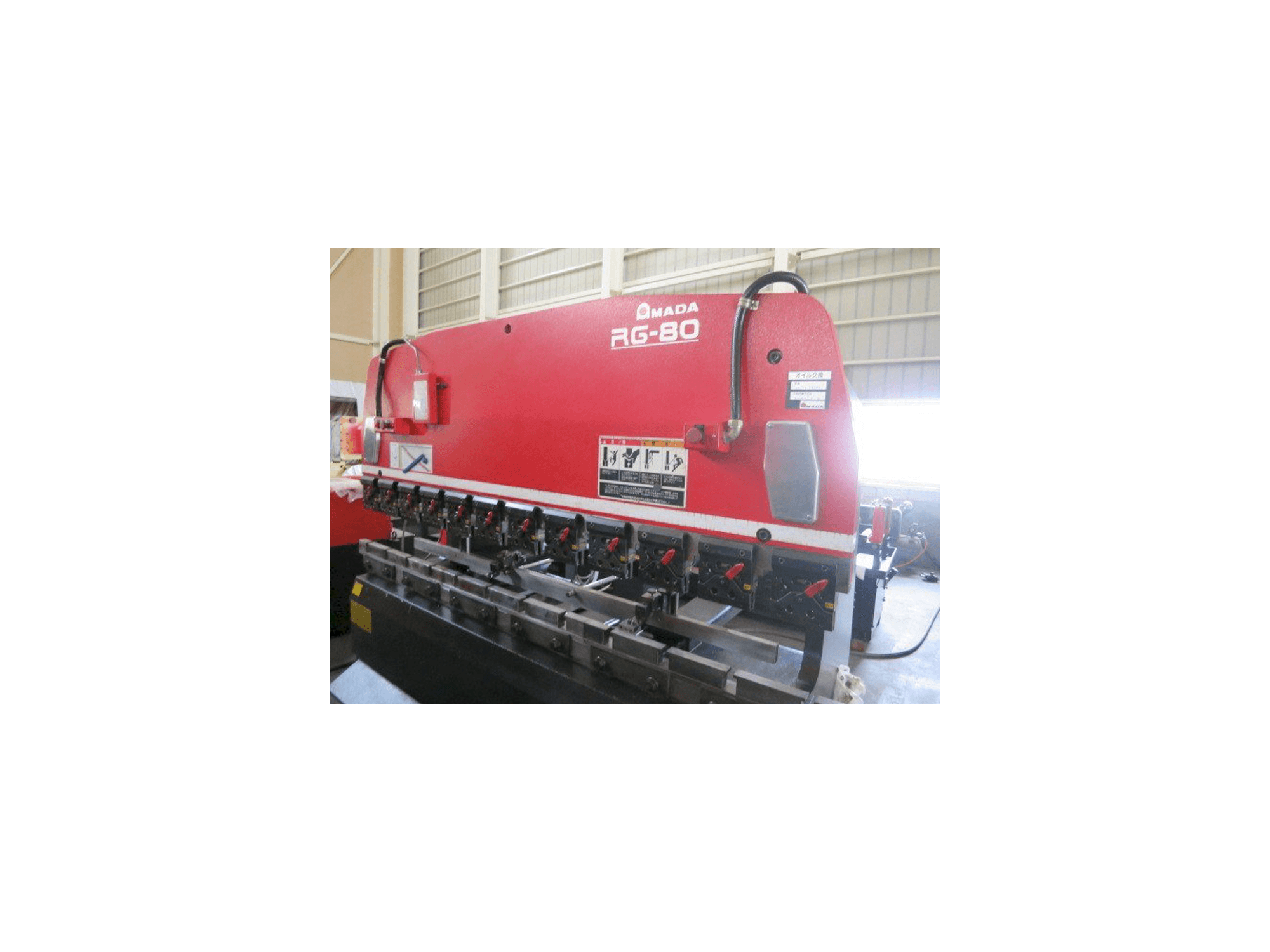 Widok z przodu maszyny AMADA RG-80 ABG