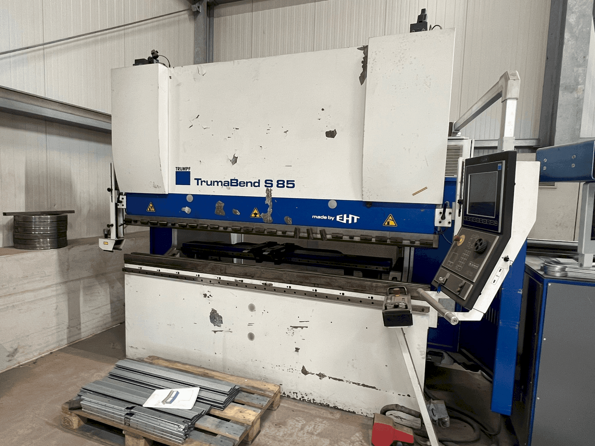 Widok z przodu maszyny TRUMPF TrumaBend S 85 - 25