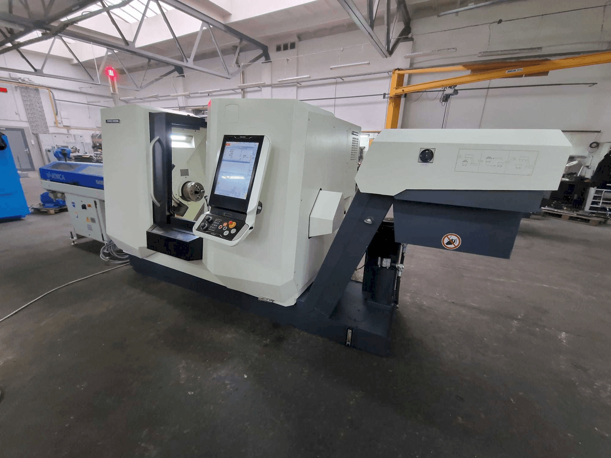 Widok z przodu maszyny DMG MORI CLX 350 V6