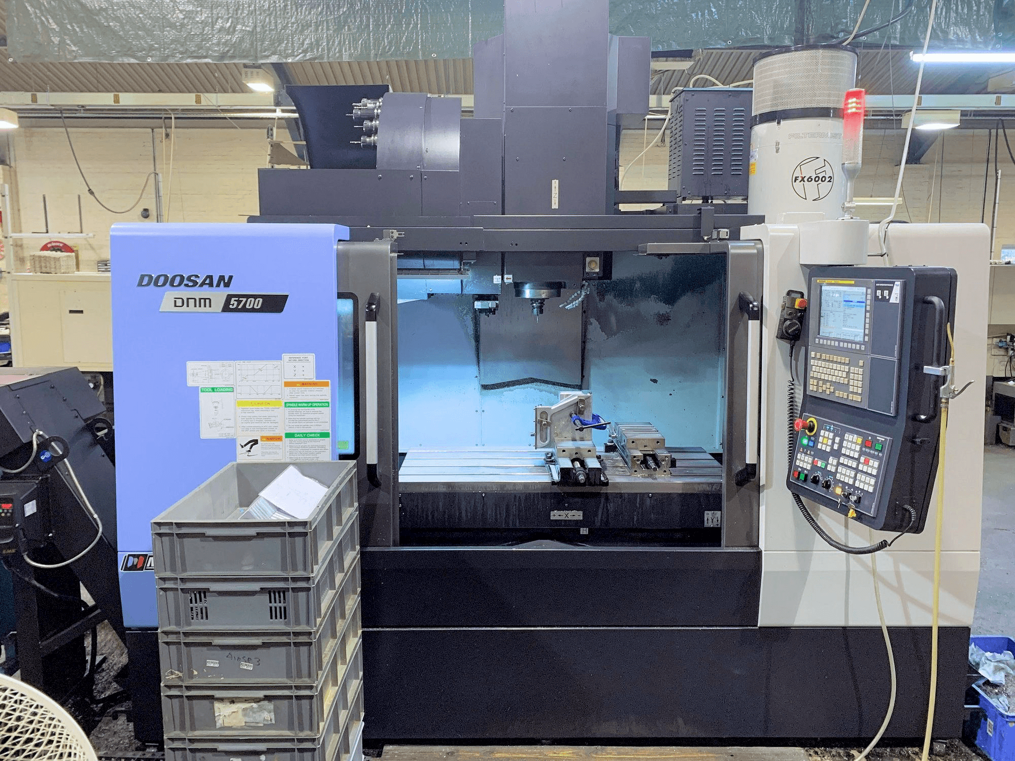 Widok z przodu maszyny Doosan DNM 5700