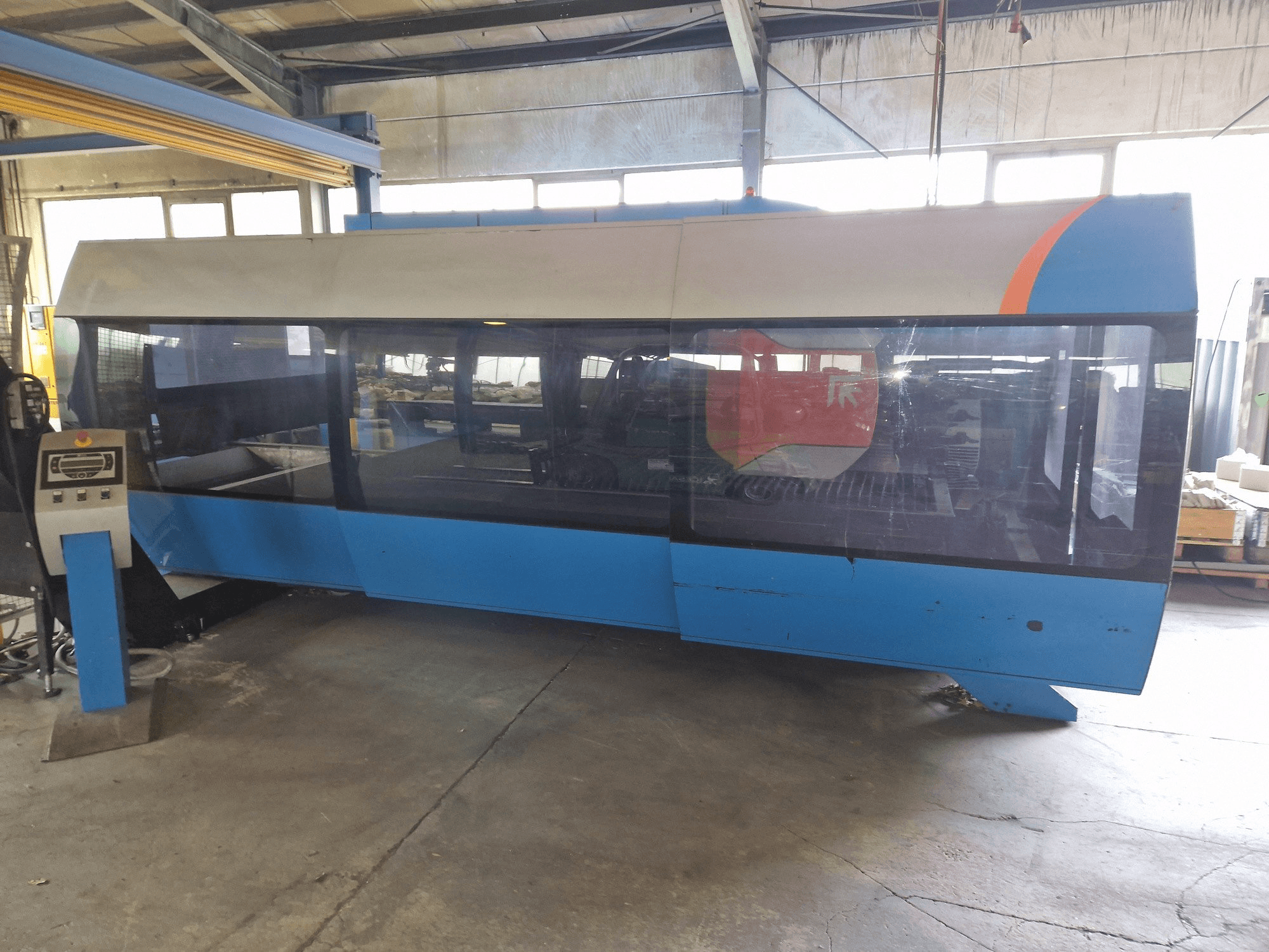 Widok z przodu maszyny Prima Power CP 4000 Zaphiro