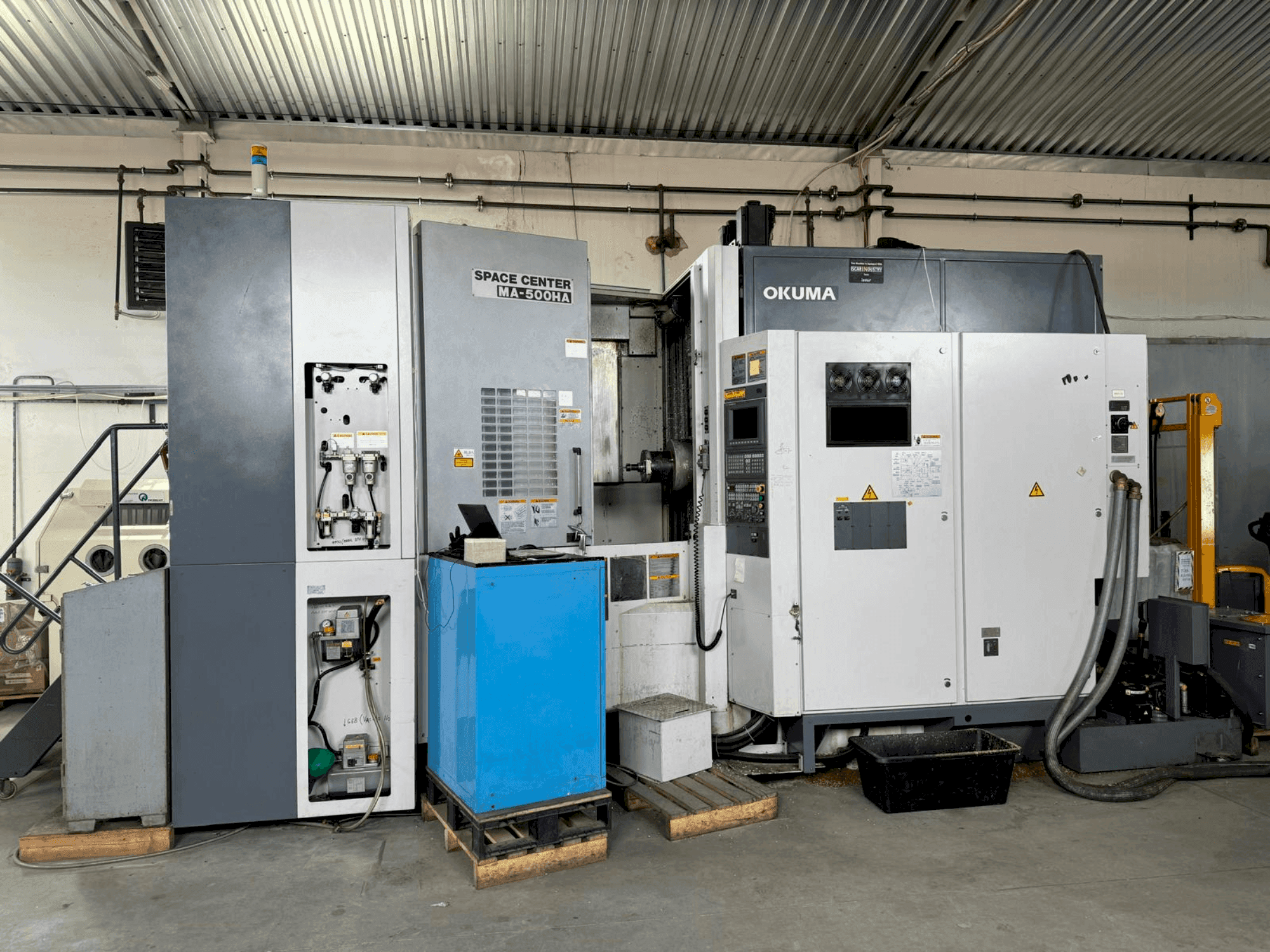 Widok z przodu maszyny Okuma MA-500HA