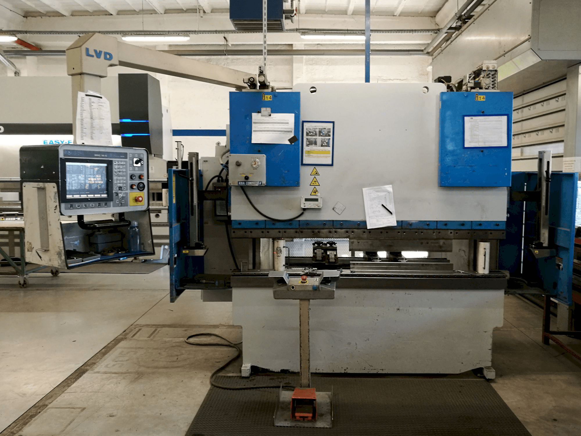 Widok z przodu maszyny LVD PPEB 50/20 MNC 95