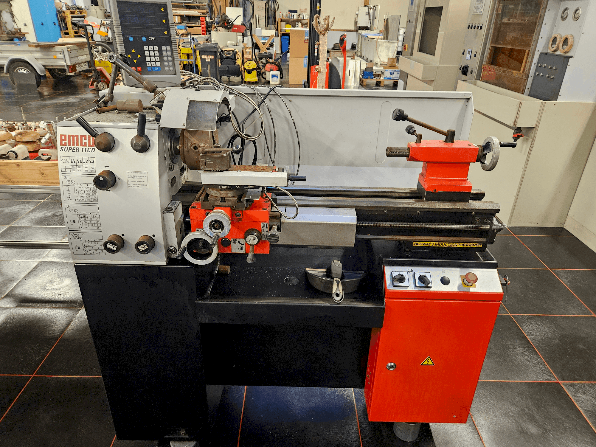 Widok z przodu maszyny EMCO SUPER11 CD