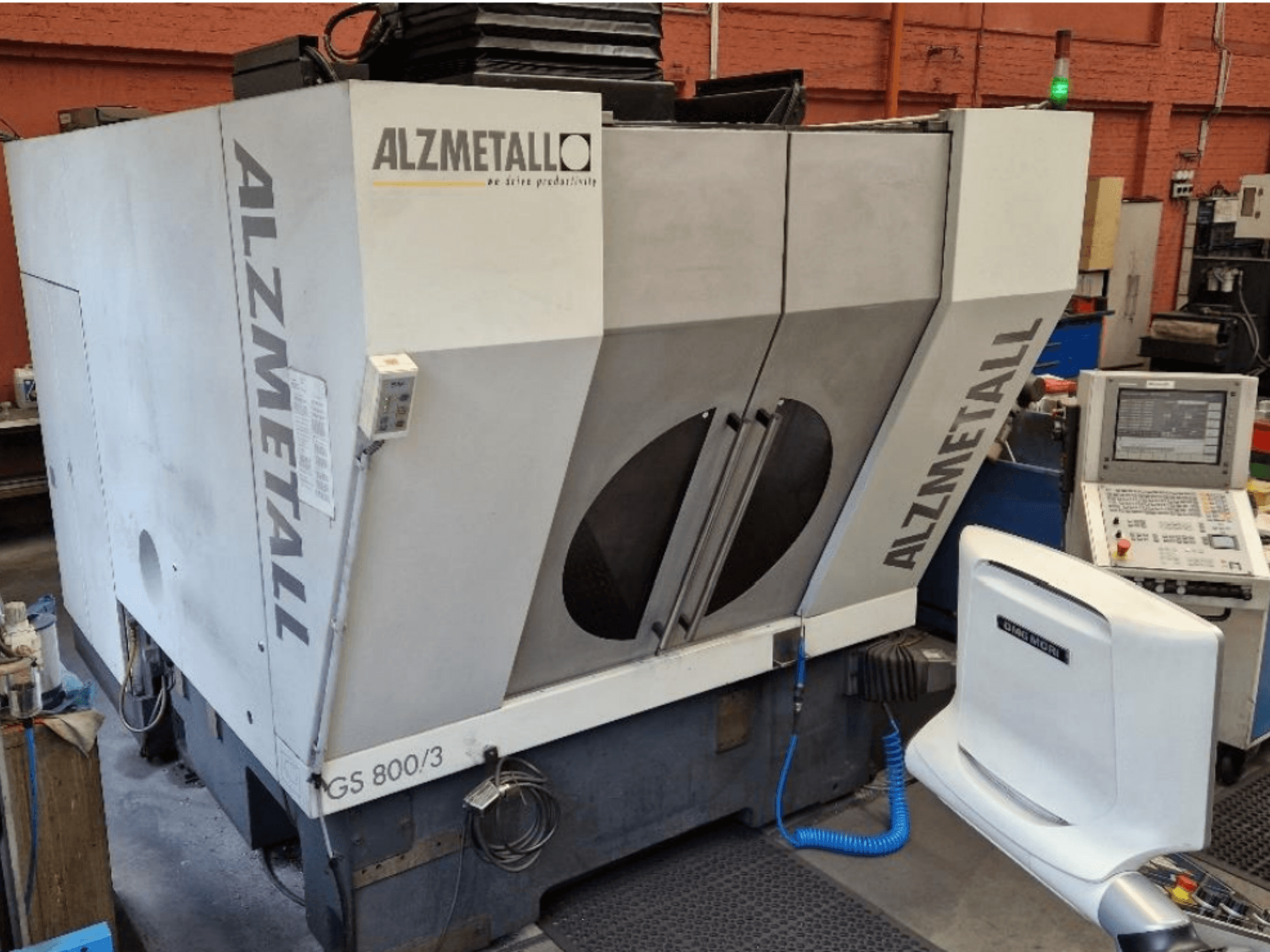Pionowe centrum obróbcze Alzmetall GS 800/3 – widok z przodu przedstawiający korpus maszyny i panel sterowania.
