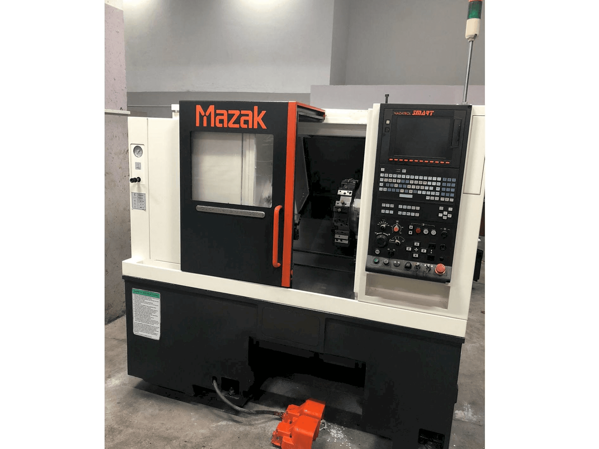 Widok z przodu maszyny Mazak Quick Turn Smart 100 S