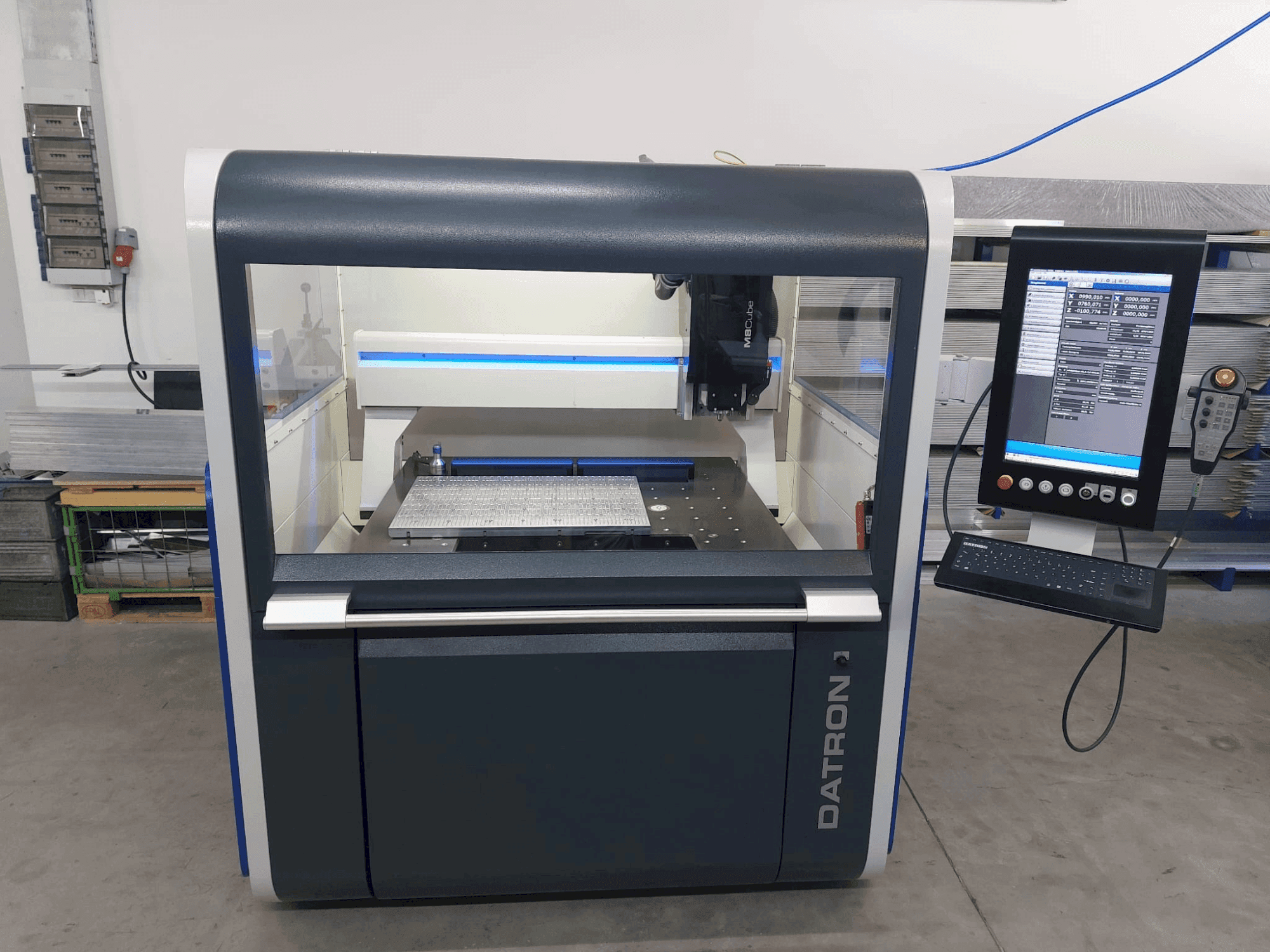 Widok z przodu maszyny Datron M8 Cube