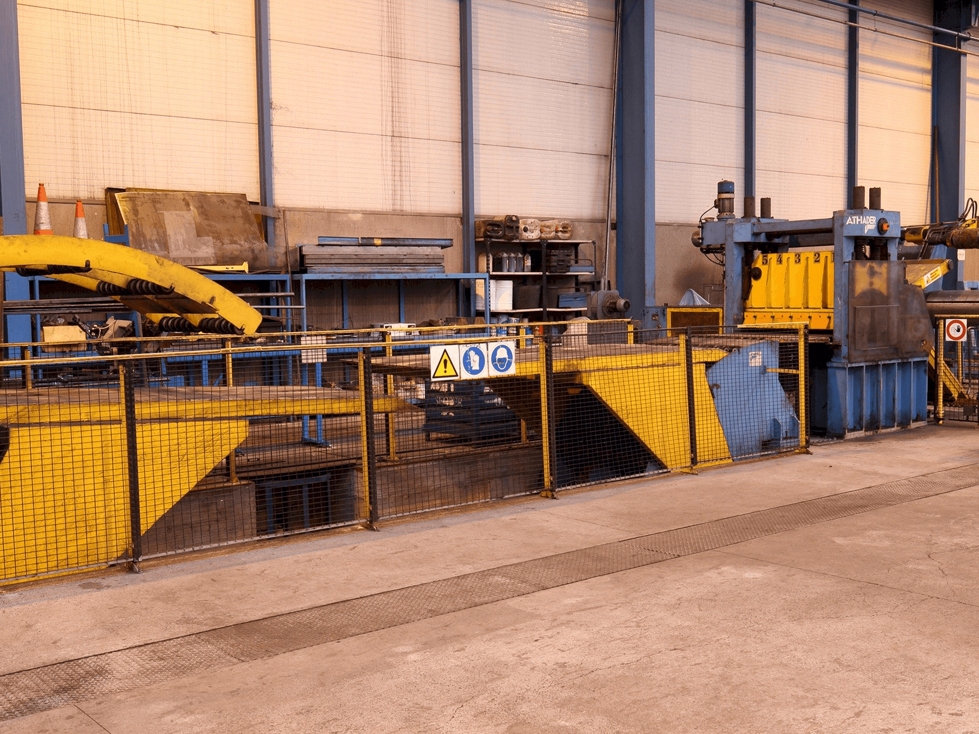 Widok z przodu maszyny ATHADER J21