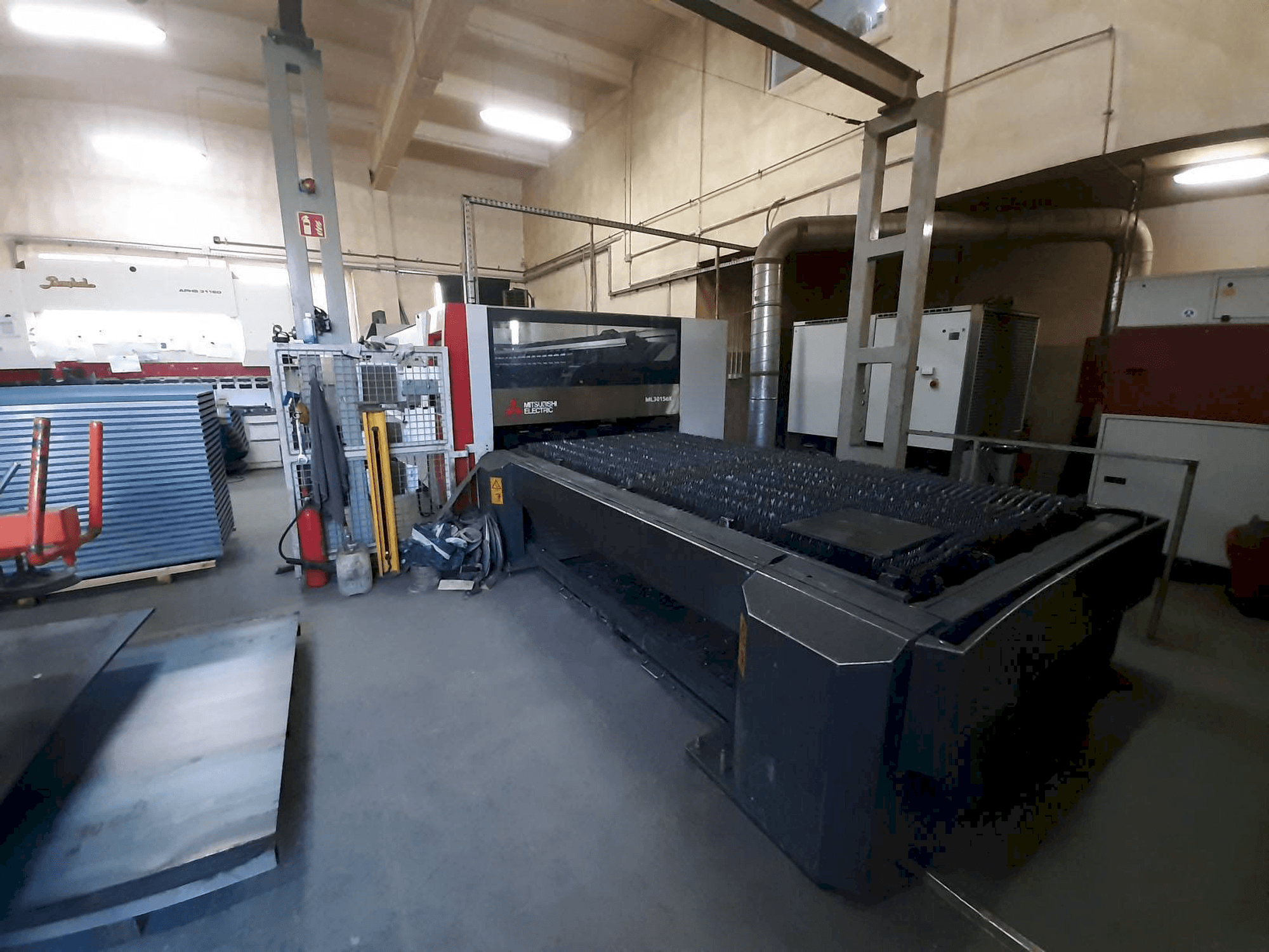 Widok z przodu maszyny Mitsubishi ML3015 eX(S2)-450F-R