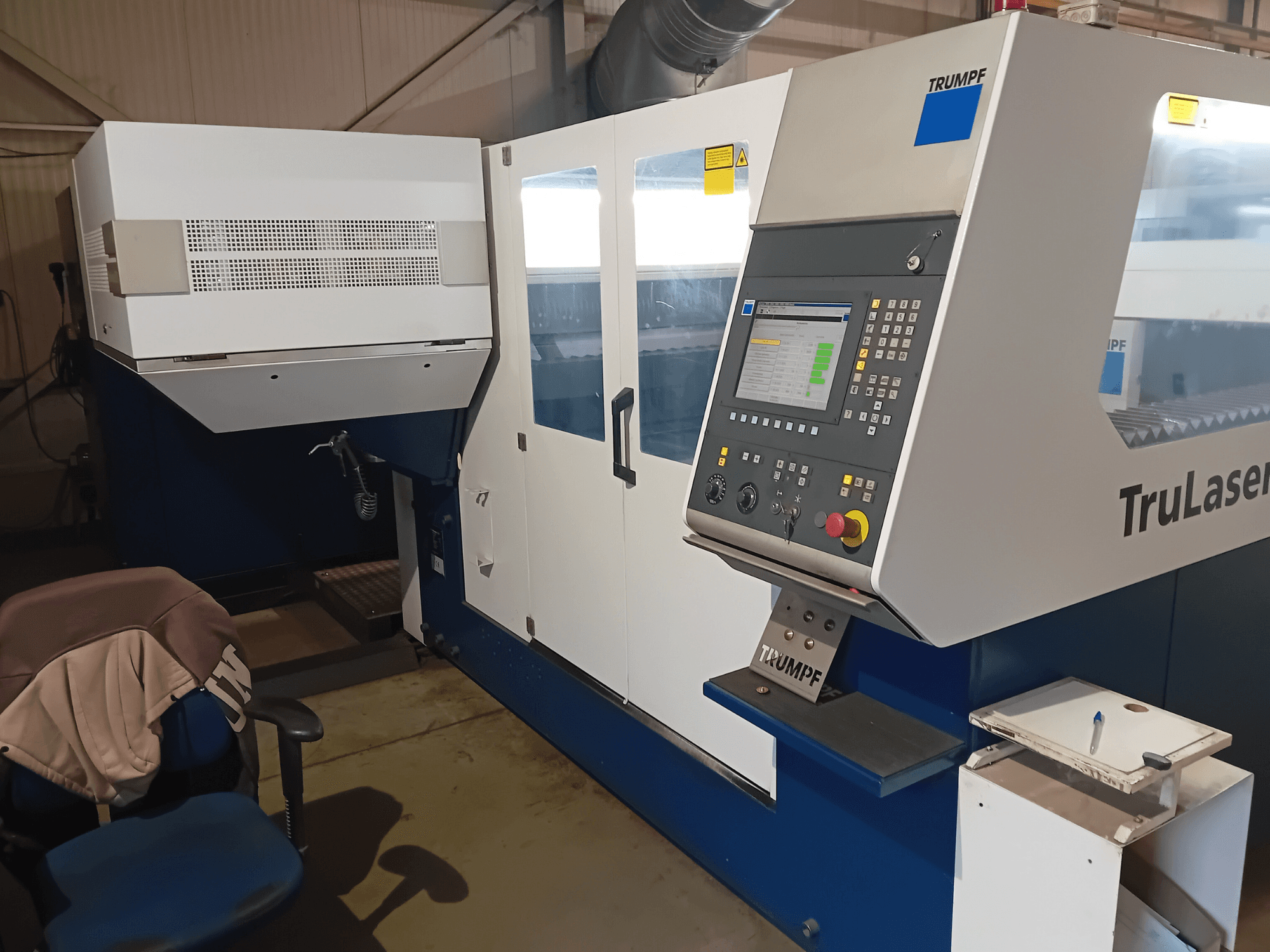 Wycinarka laserowa CO2 TRUMPF TruLaser 3030, widok z przodu, panel sterowania i stanowisko operatora.